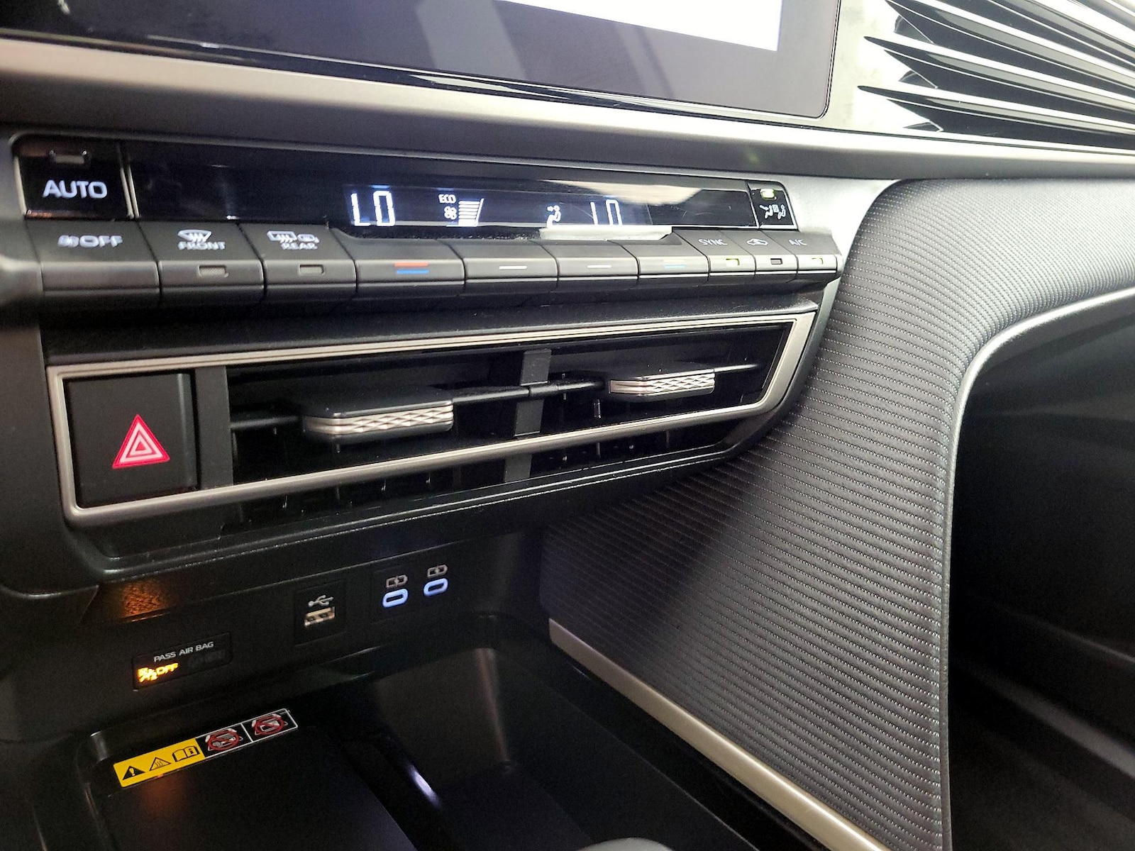 2025 Toyota Camry SE - Photo 18