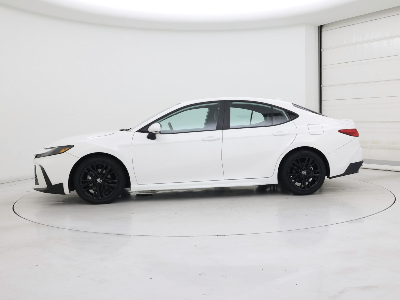 2025 Toyota Camry SE - Photo 4