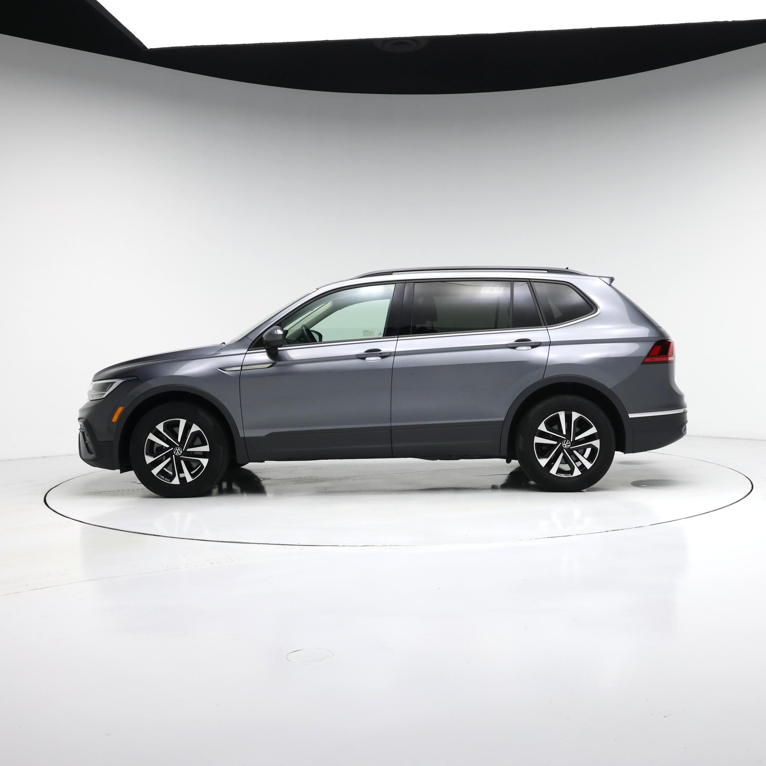Thumbnail: 2023 Volkswagen Tiguan - 3
