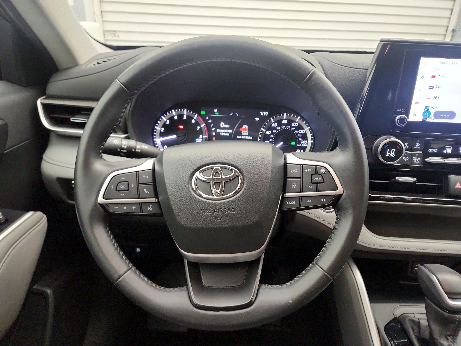 Thumbnail: 2023 Toyota Highlander - 10