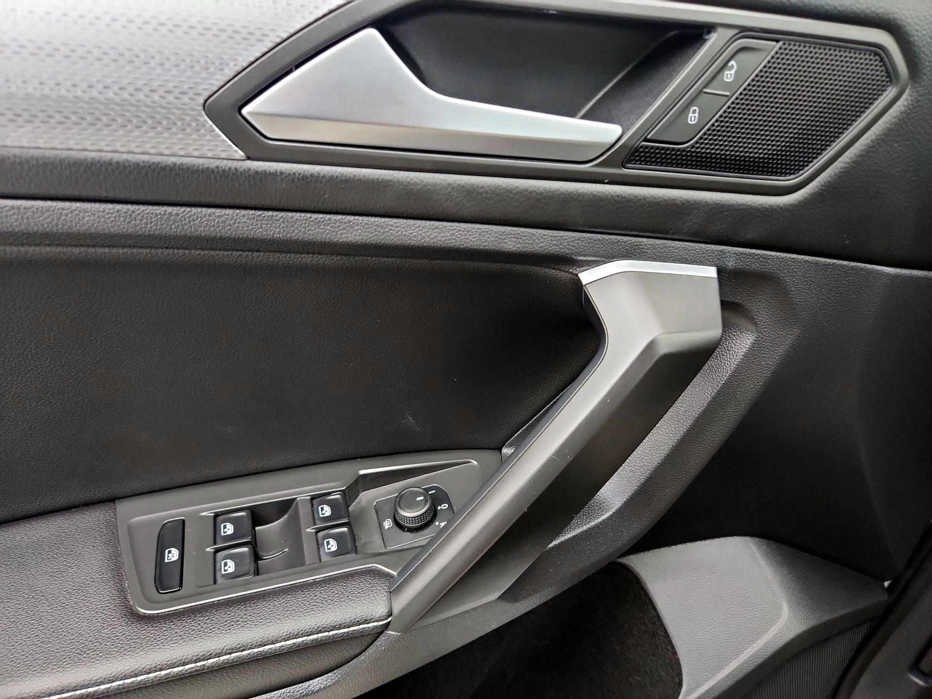 Thumbnail: 2023 Volkswagen Tiguan - 12