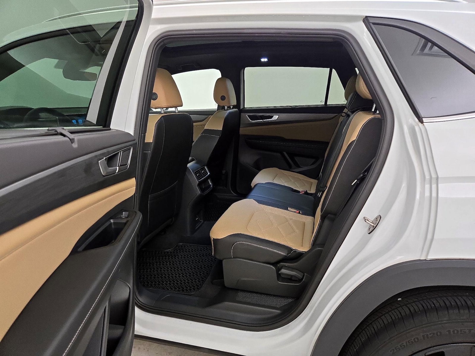 2024 Volkswagen Atlas Cross Sport SE w/Tech - Photo 21