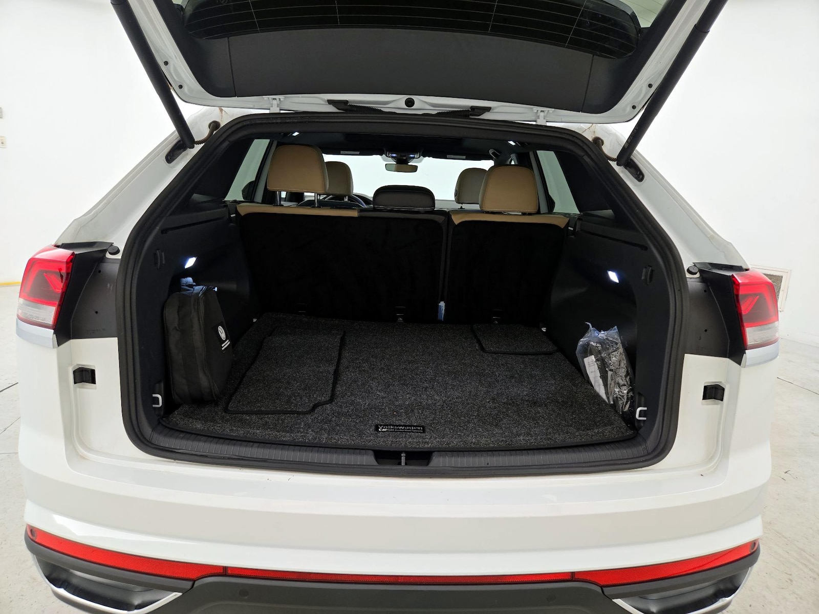 2024 Volkswagen Atlas Cross Sport SE w/Tech - Photo 22