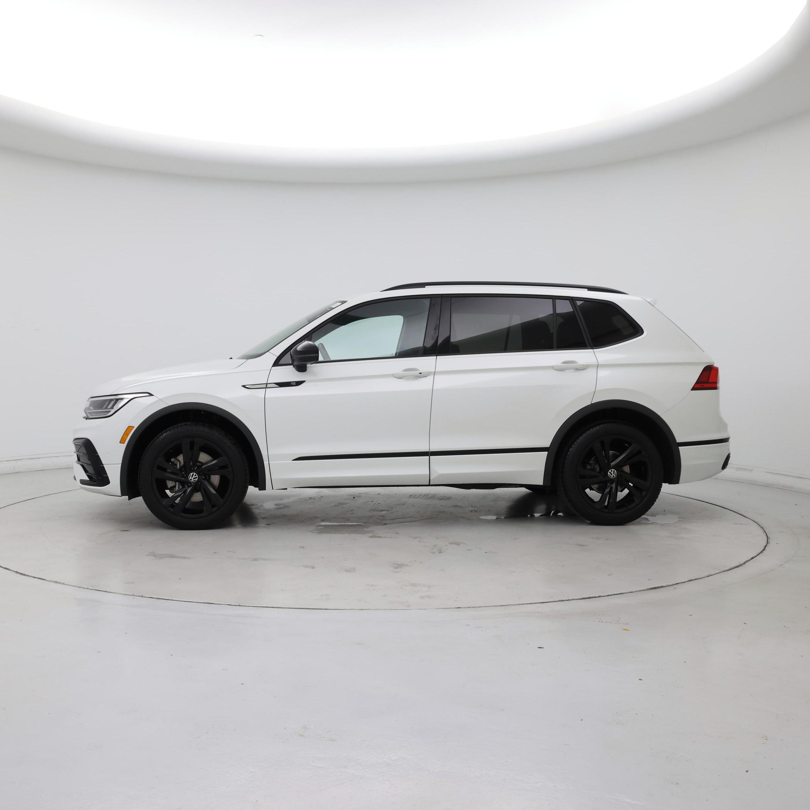 Thumbnail: 2023 Volkswagen Tiguan - 3