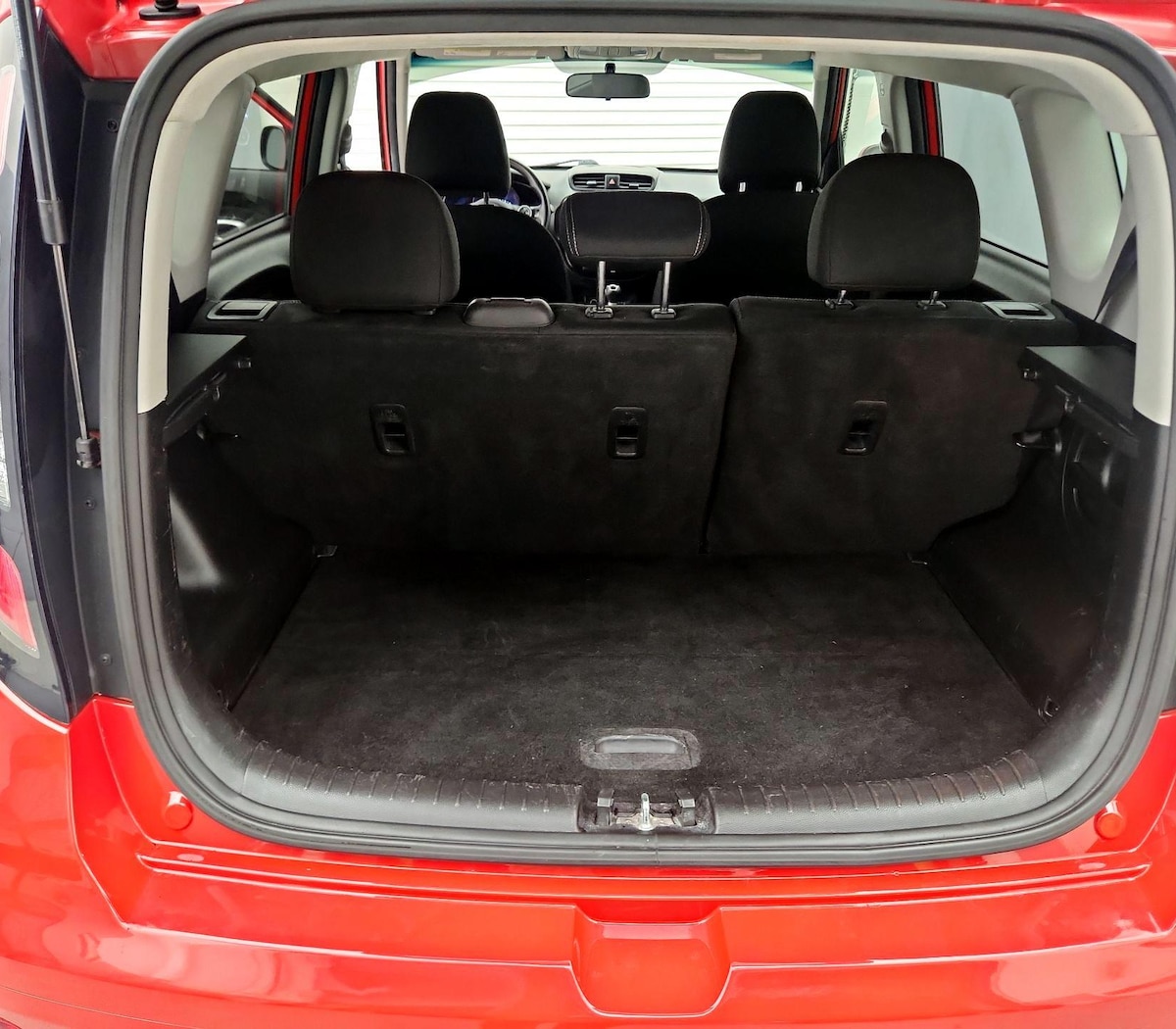 Trunk/Cargo (Seats Up)