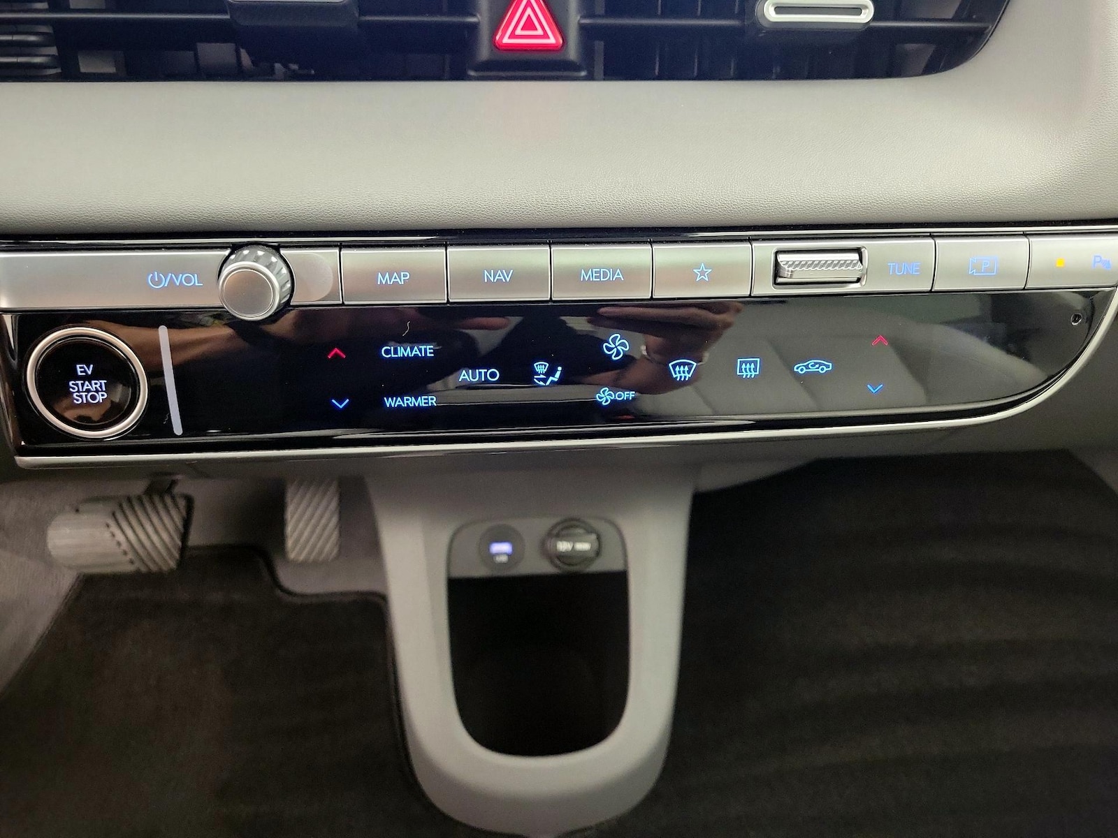 2024 Hyundai IONIQ 5 Limited - Photo 18