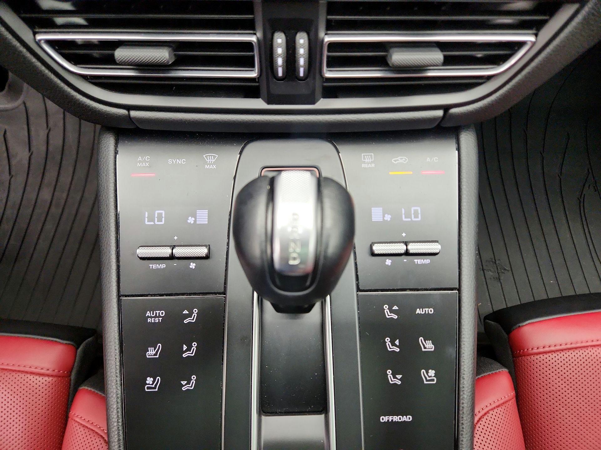 Thumbnail: 2022 Porsche Macan - 16