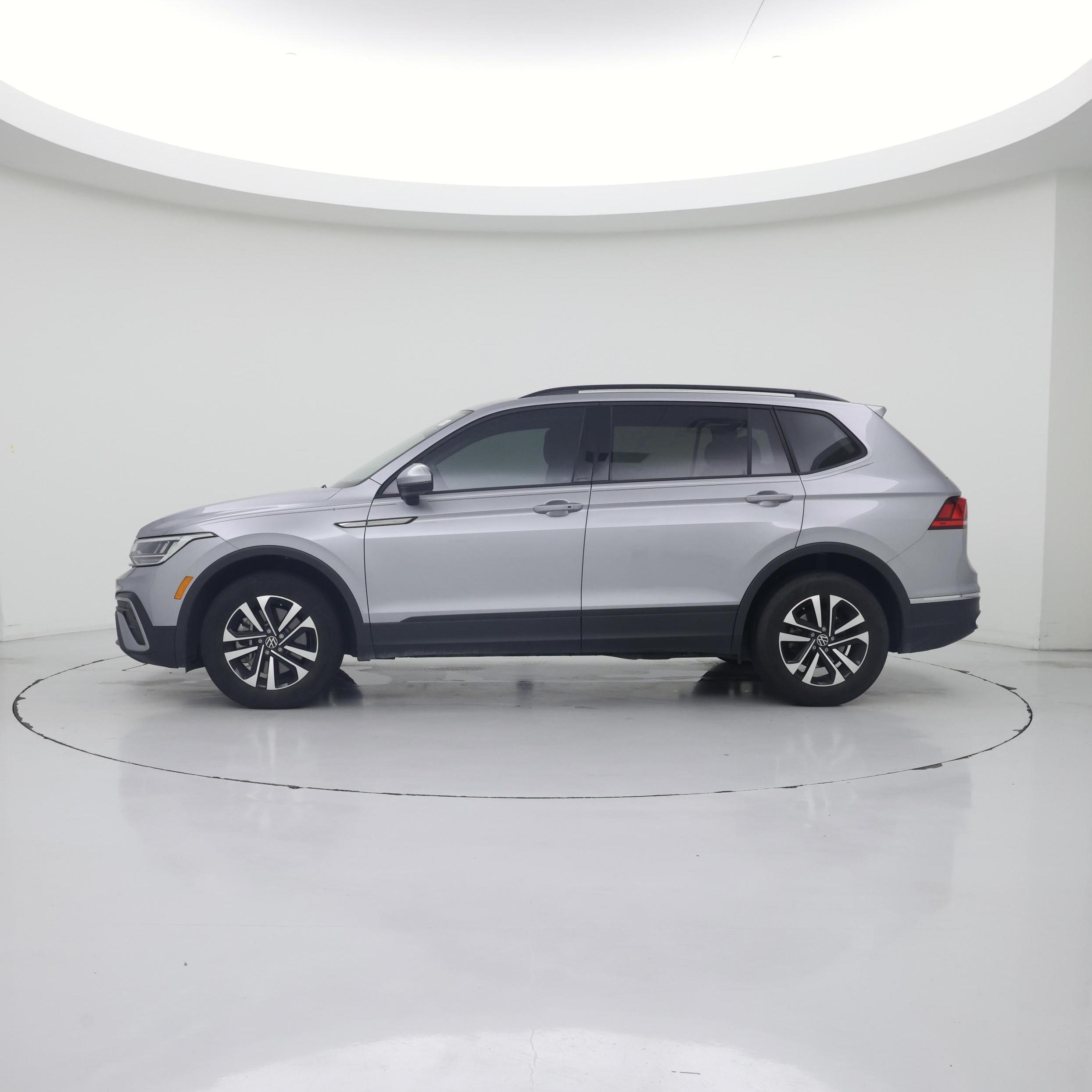 Thumbnail: 2023 Volkswagen Tiguan - 3