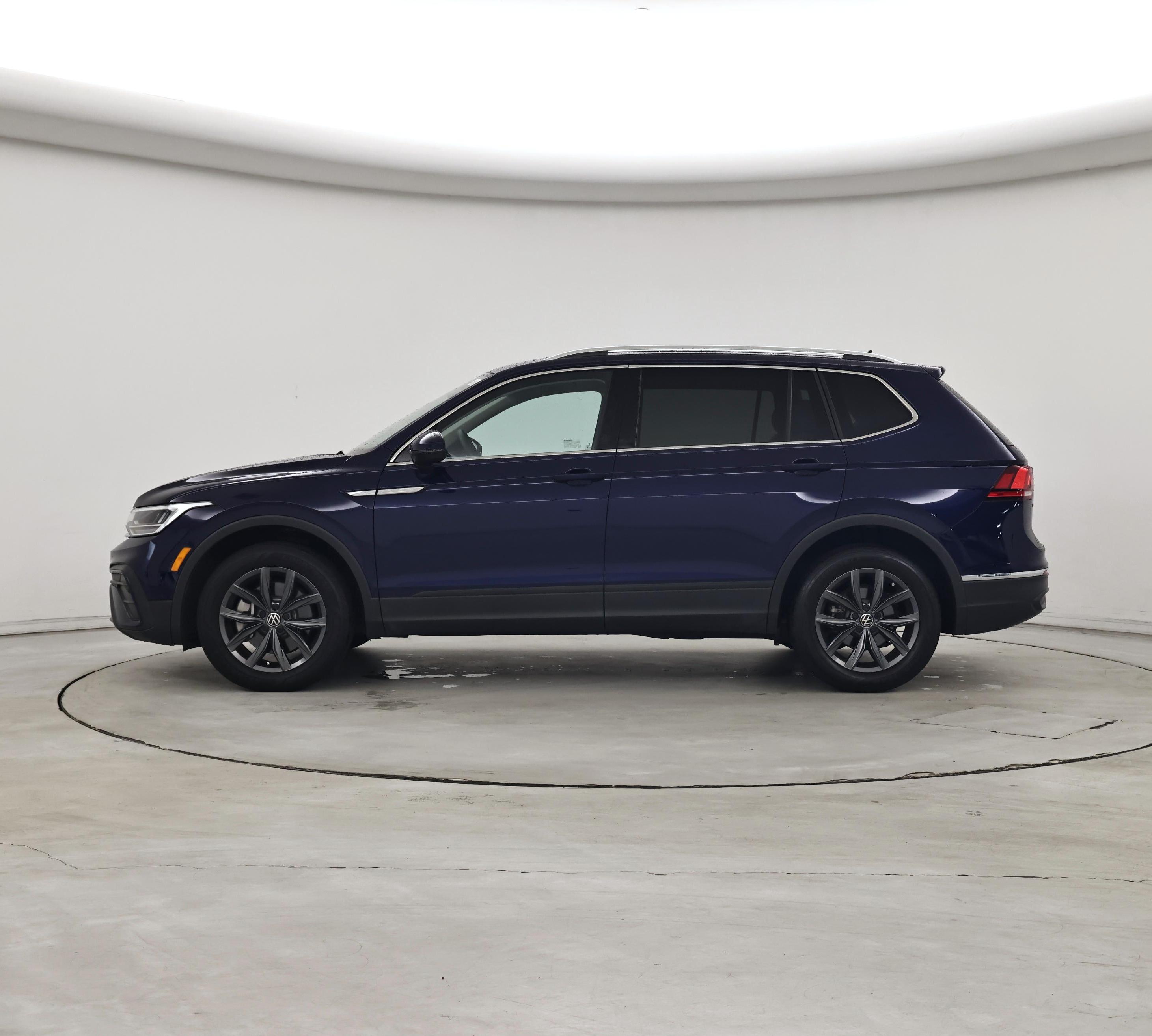 Thumbnail: 2023 Volkswagen Tiguan - 3