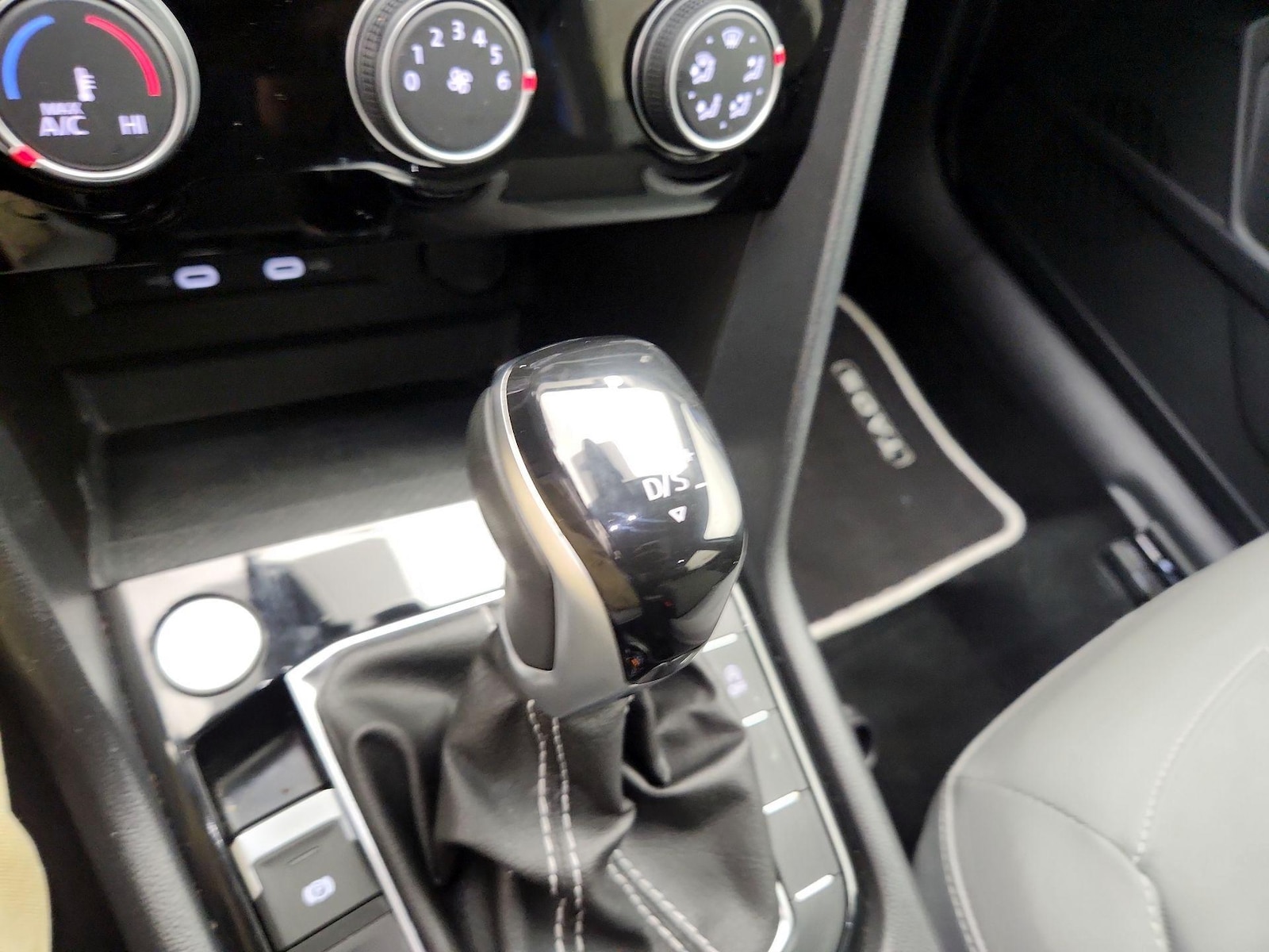 2023 Volkswagen Taos SE - Photo 18