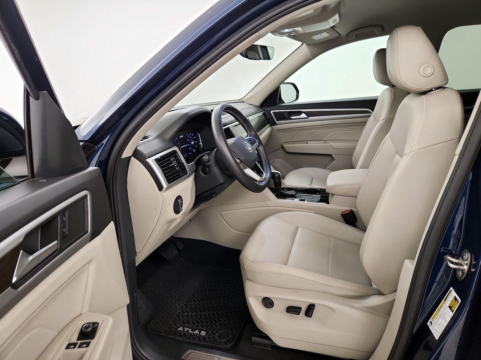 2023 Volkswagen Atlas SE w/Tech - Photo 12