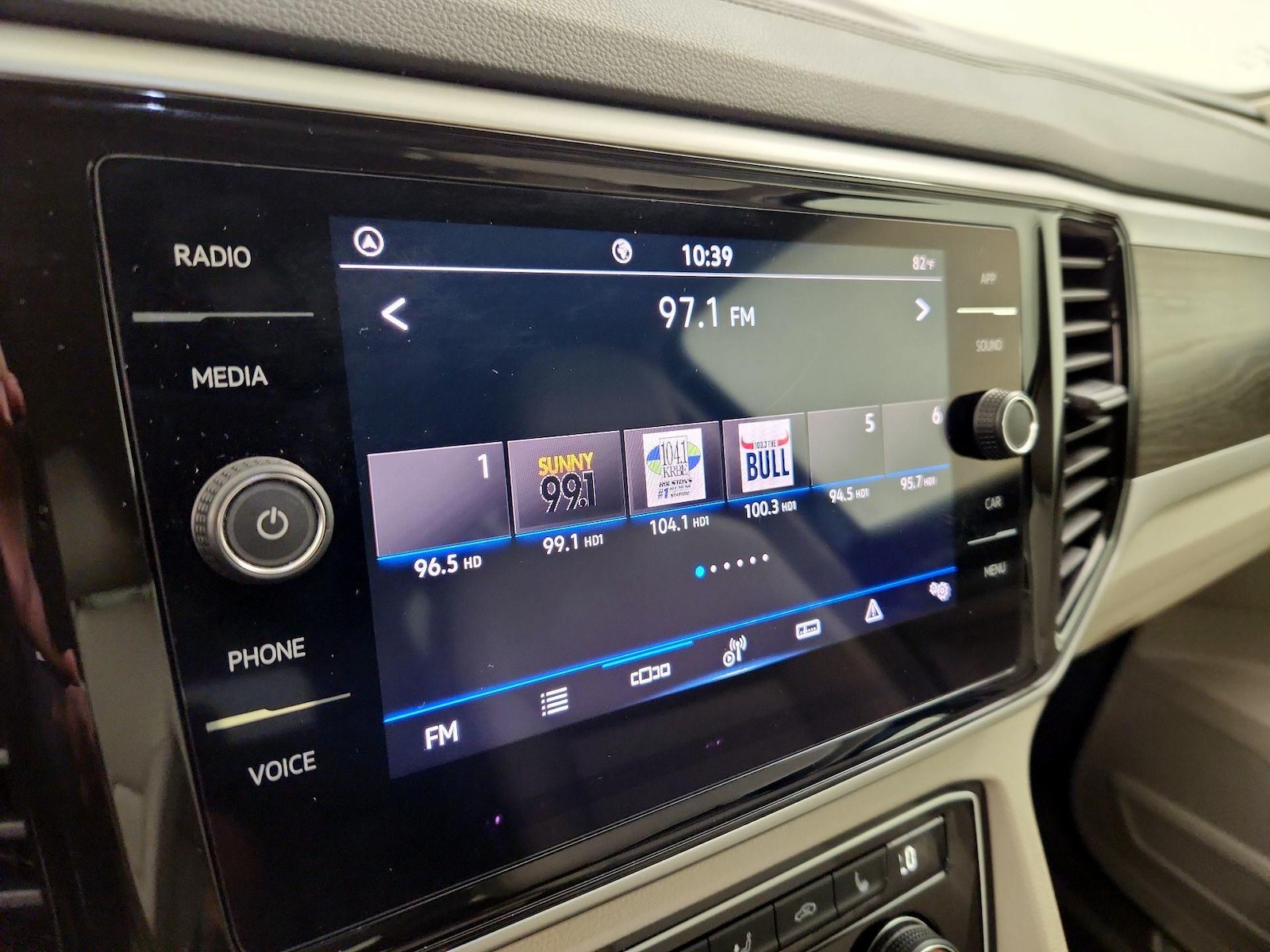2023 Volkswagen Atlas SE w/Tech - Photo 16
