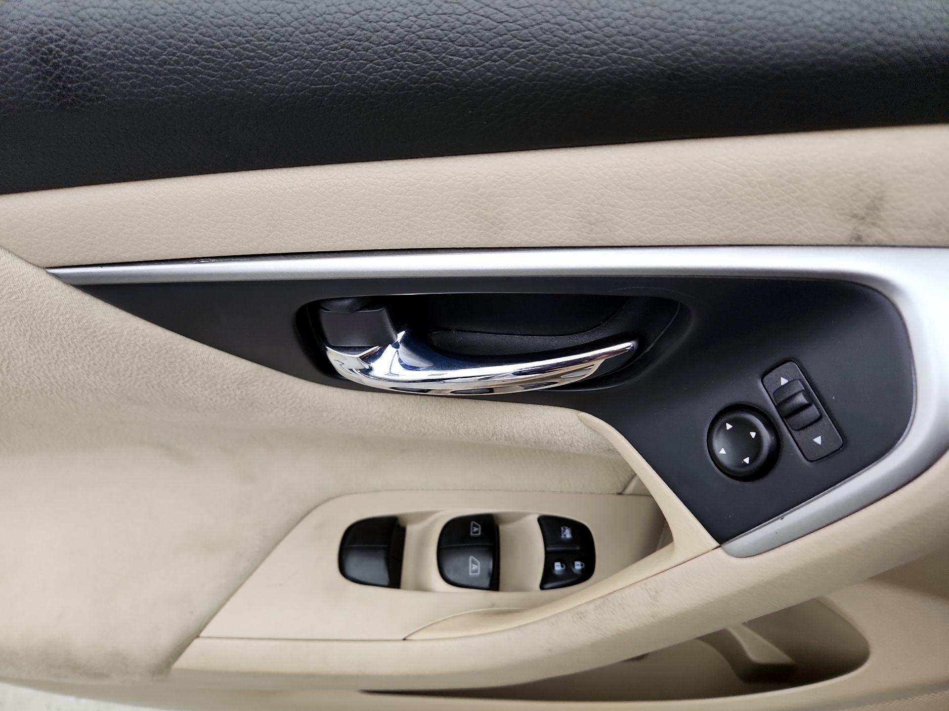 Thumbnail: 2015 Nissan Altima - 12