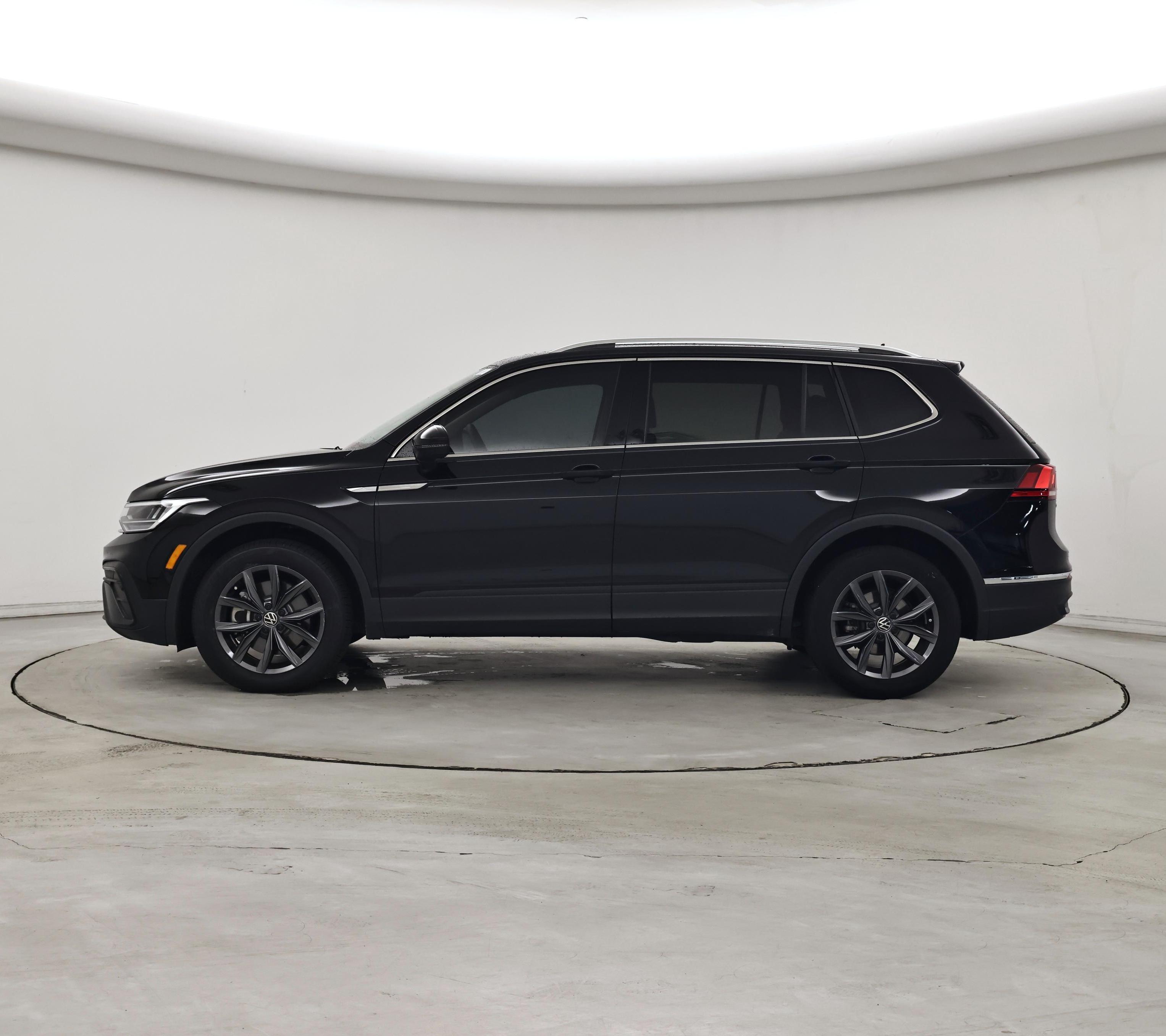 Thumbnail: 2023 Volkswagen Tiguan - 3