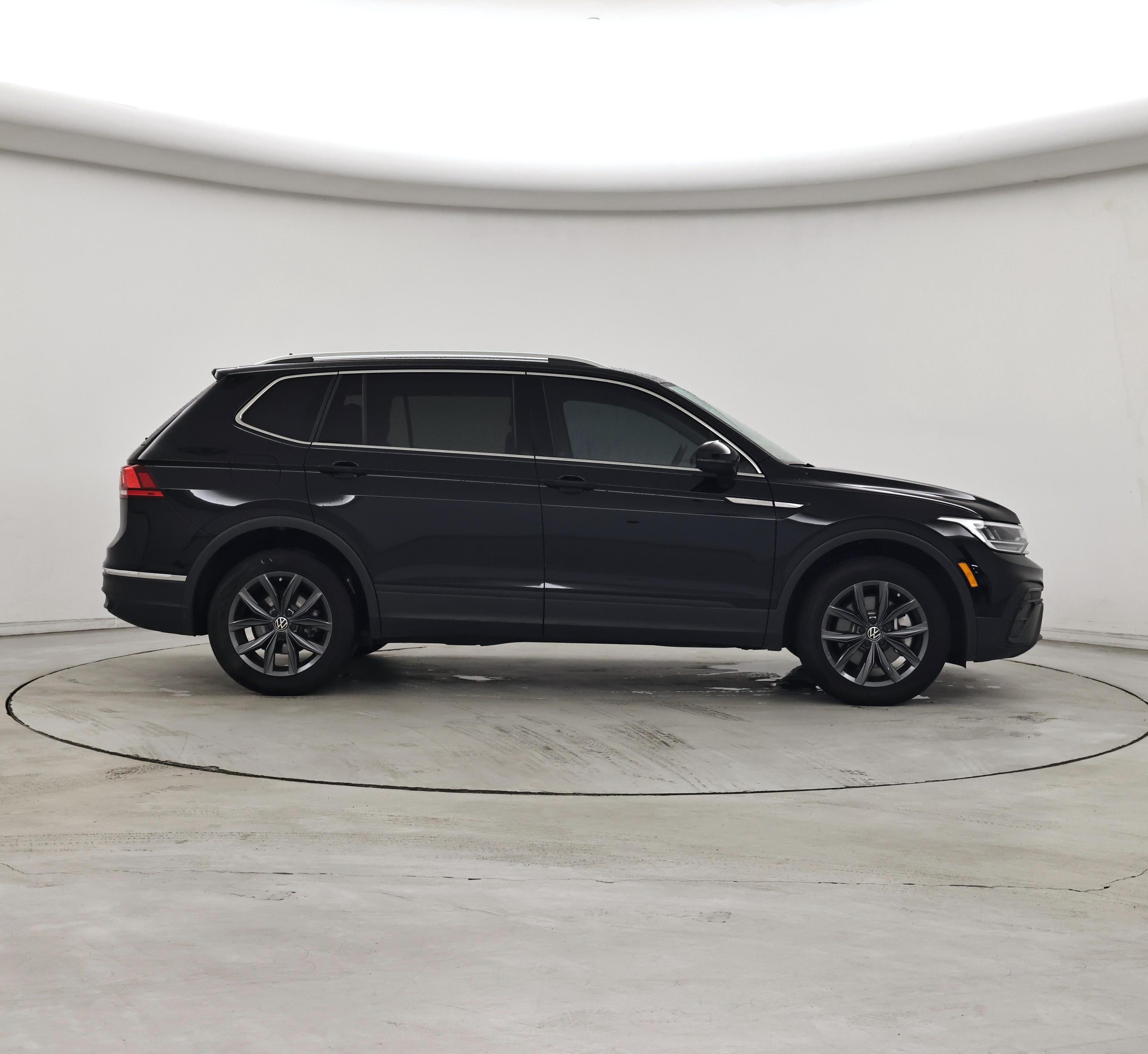 Thumbnail: 2023 Volkswagen Tiguan - 7