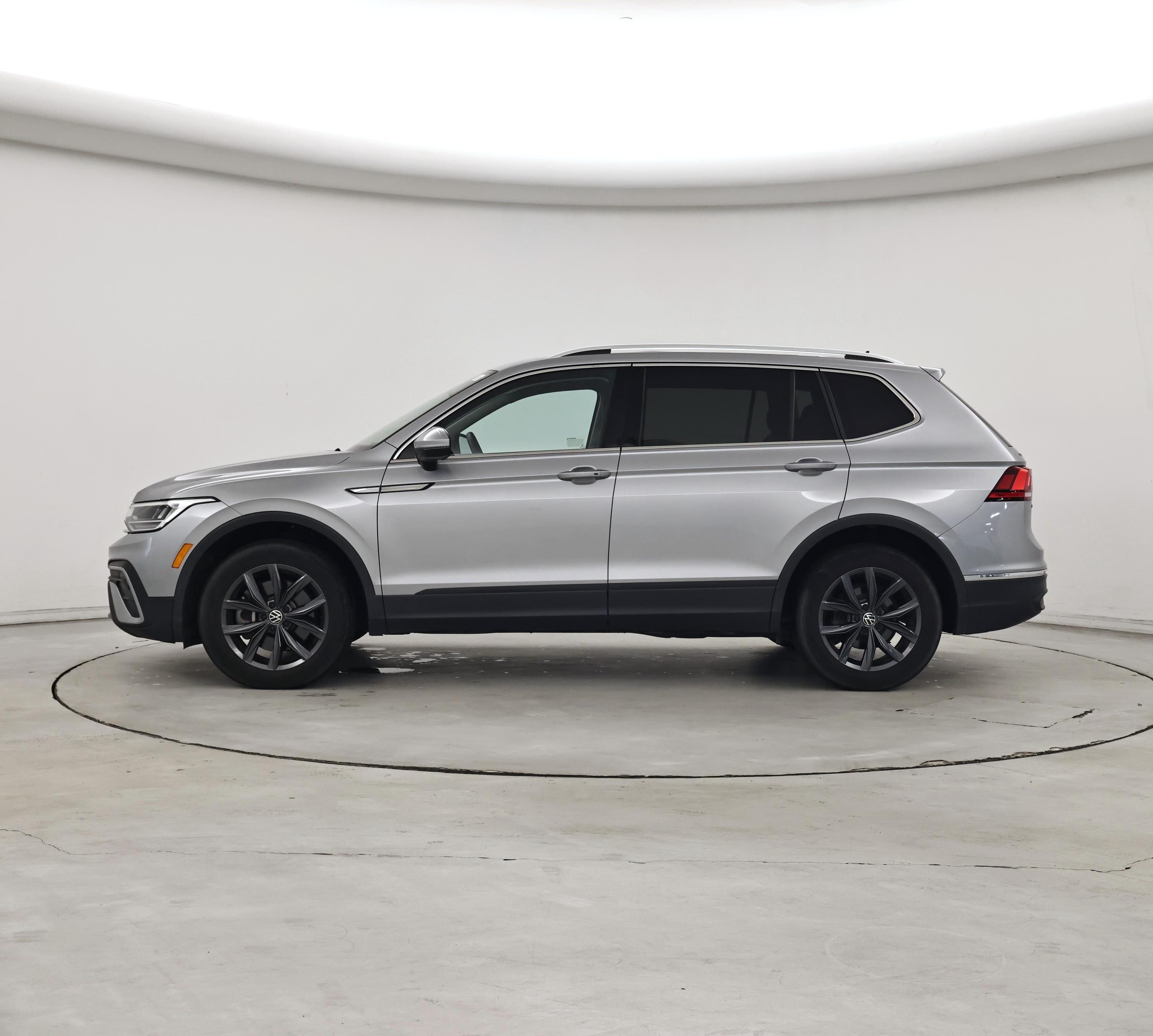 Thumbnail: 2023 Volkswagen Tiguan - 3