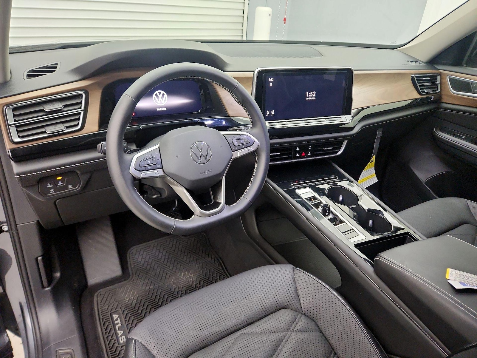 2024 Volkswagen Atlas SE w/Tech - Photo 10