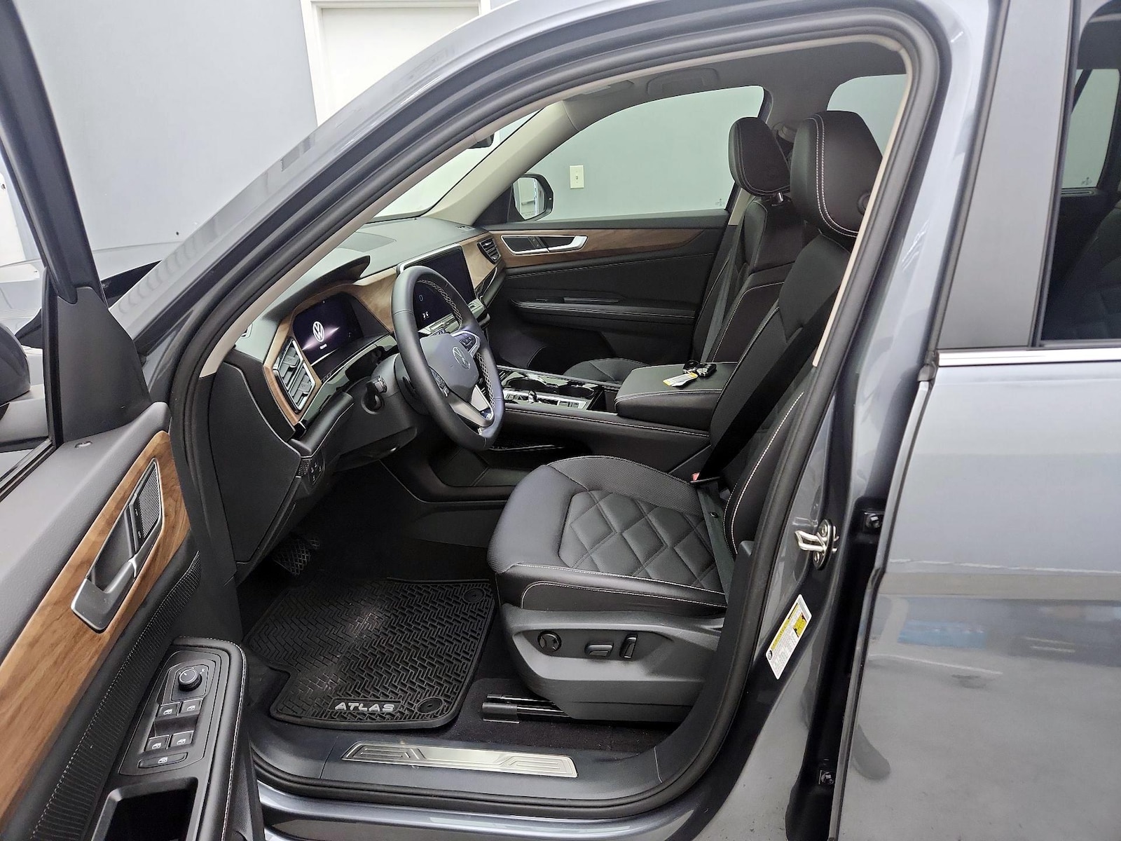 2024 Volkswagen Atlas SE w/Tech - Photo 12