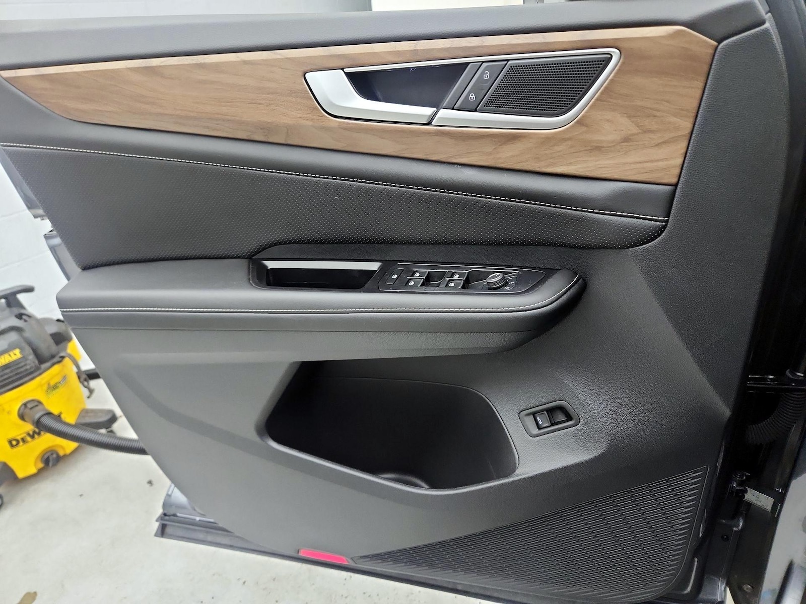2024 Volkswagen Atlas SE w/Tech - Photo 13