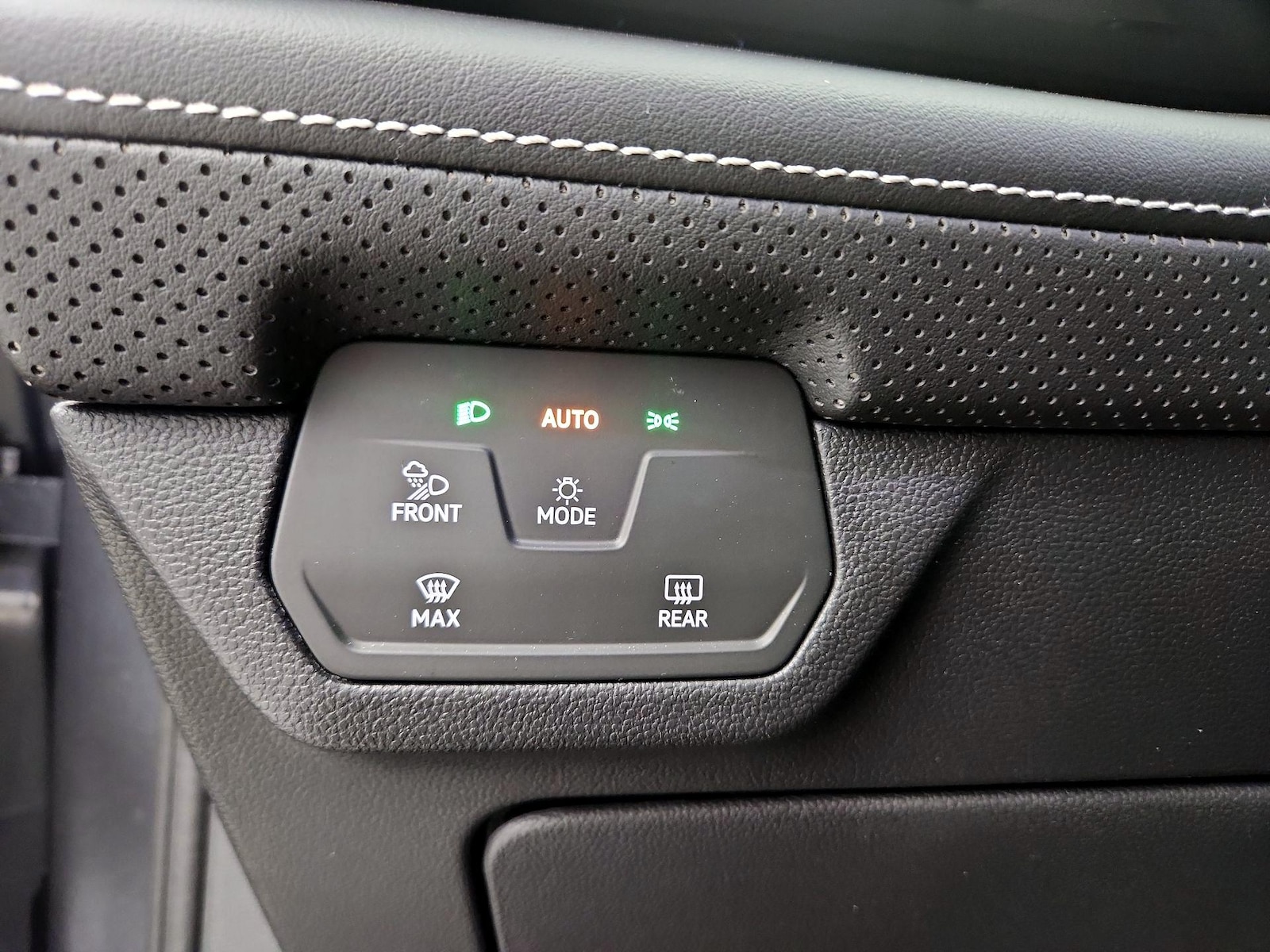 2024 Volkswagen Atlas SE w/Tech - Photo 14