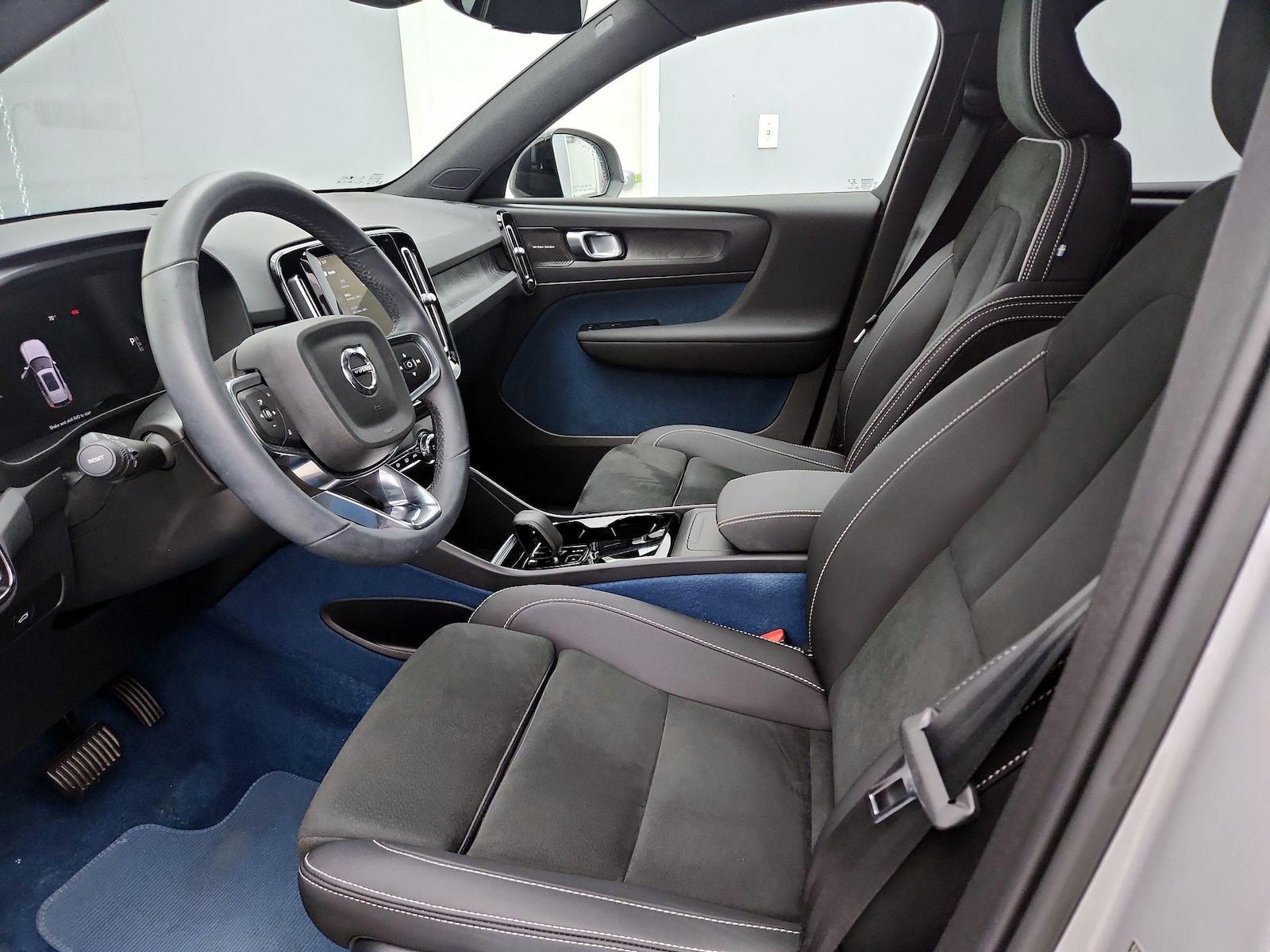 2023 Volvo XC40 Ultimate - Photo 12