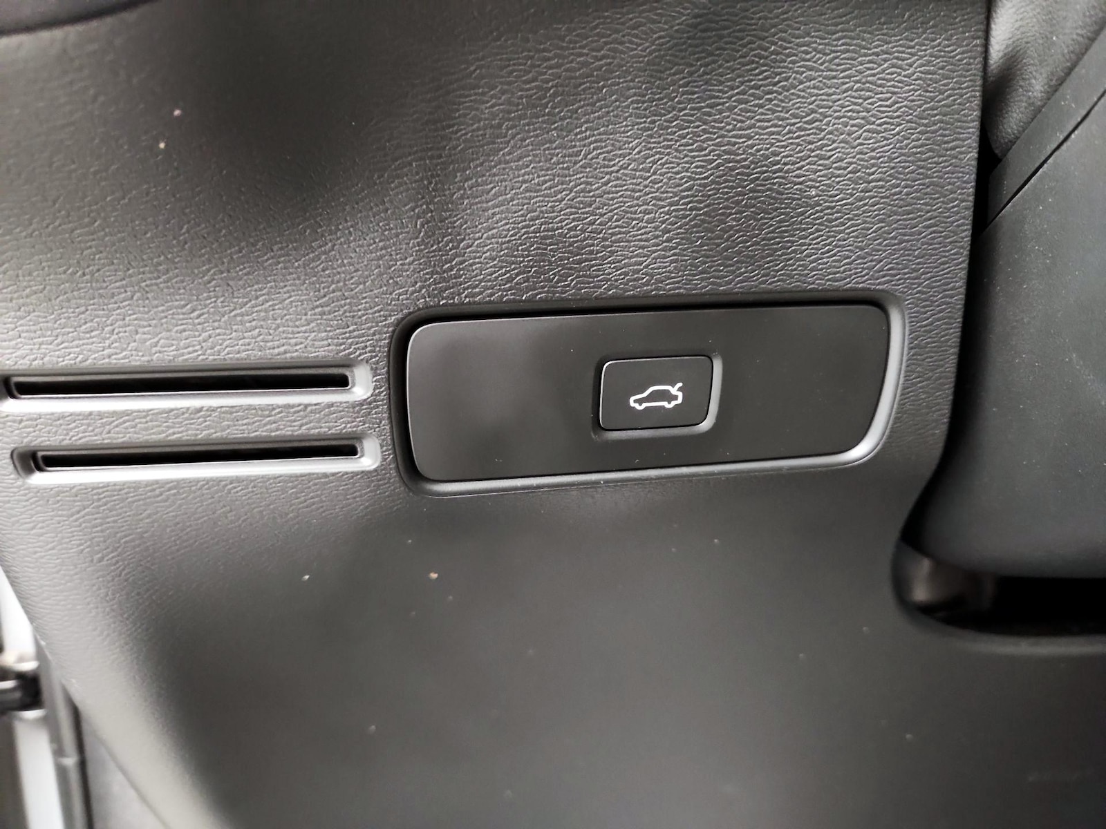 2023 Volvo XC40 Ultimate - Photo 14