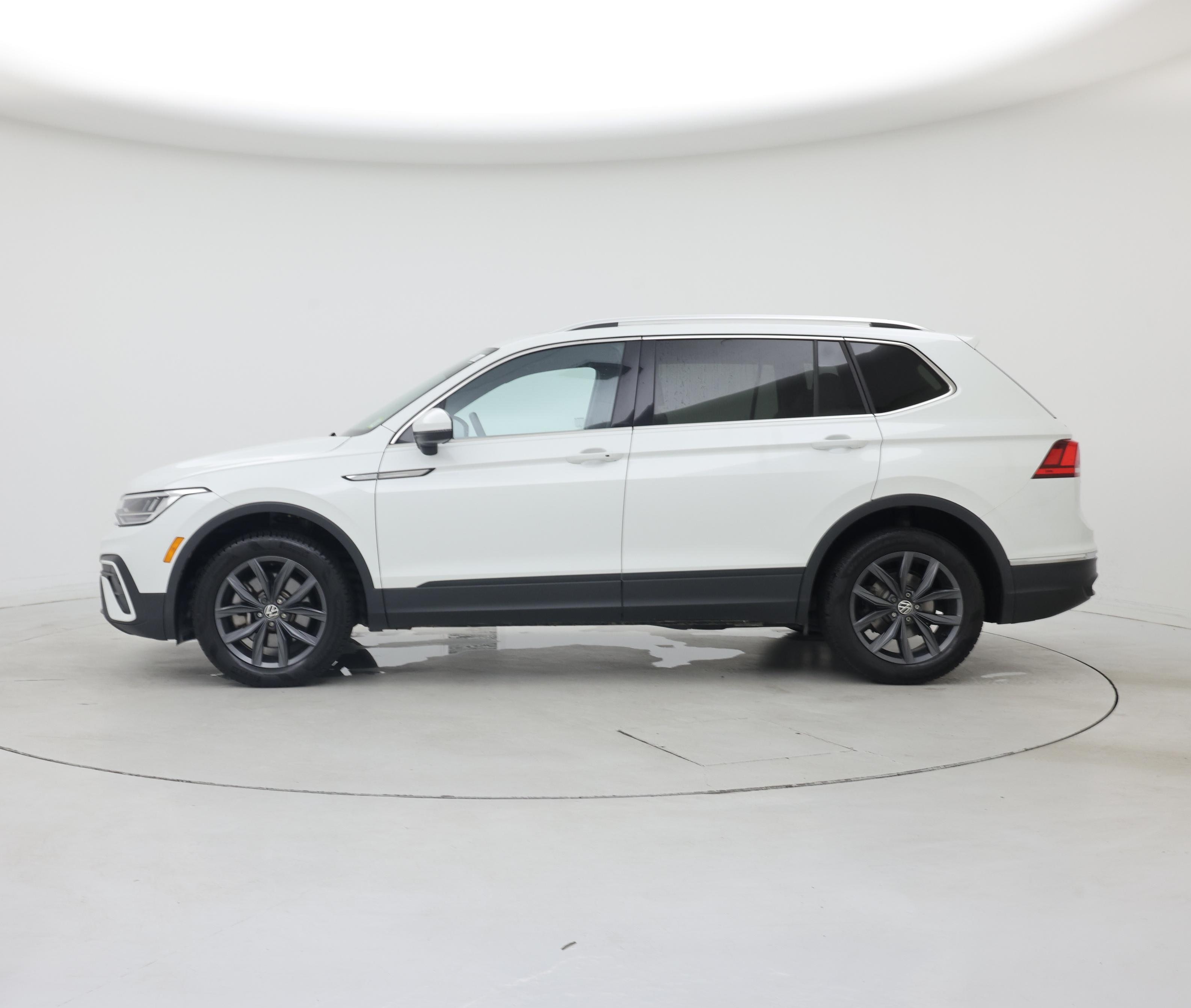 Thumbnail: 2023 Volkswagen Tiguan - 3