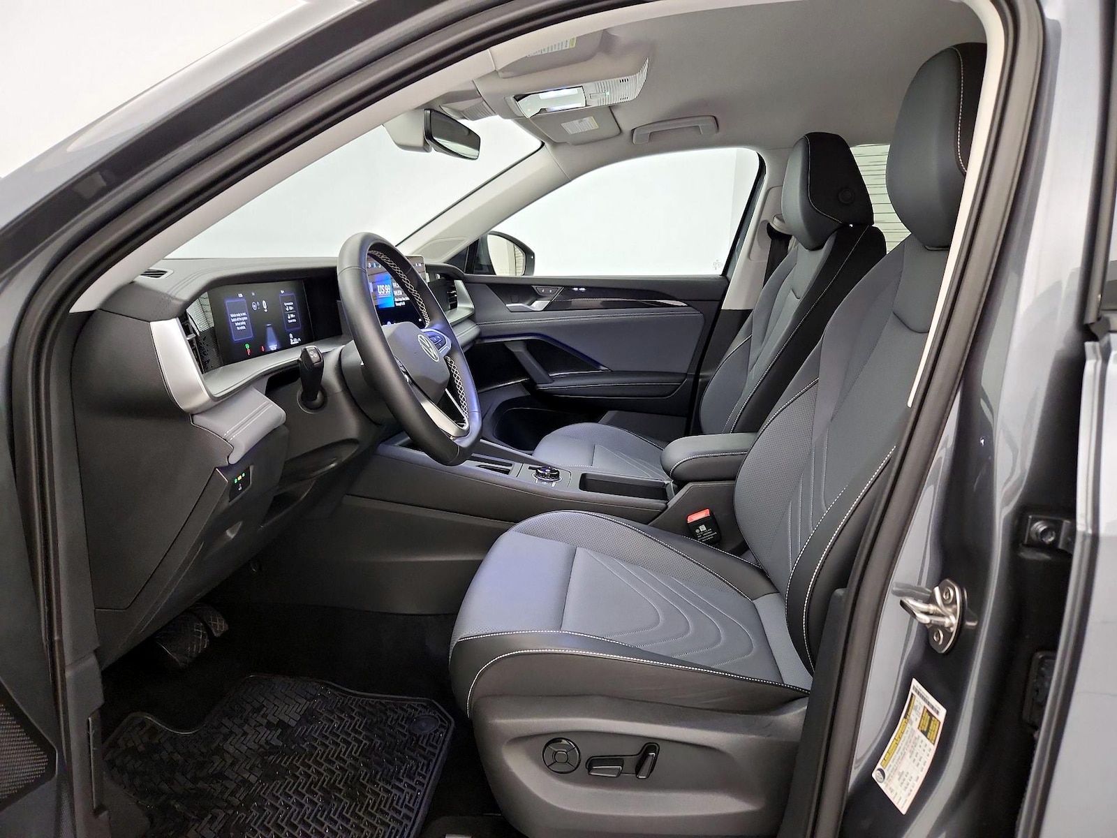 2025 Volkswagen Tiguan SE - Photo 12