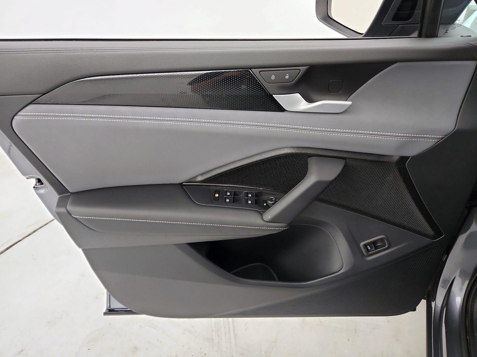 2025 Volkswagen Tiguan SE - Photo 13