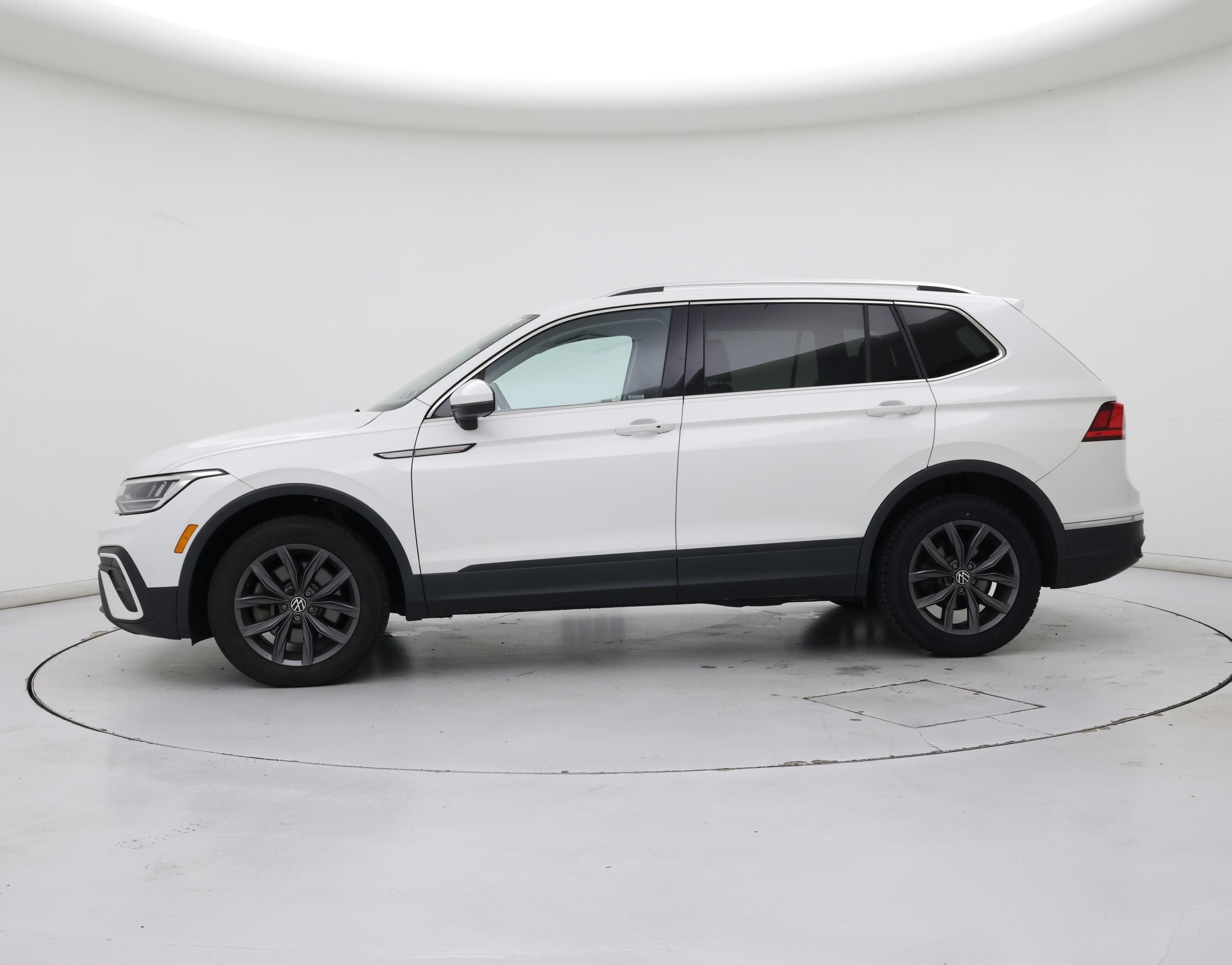 Thumbnail: 2023 Volkswagen Tiguan - 3