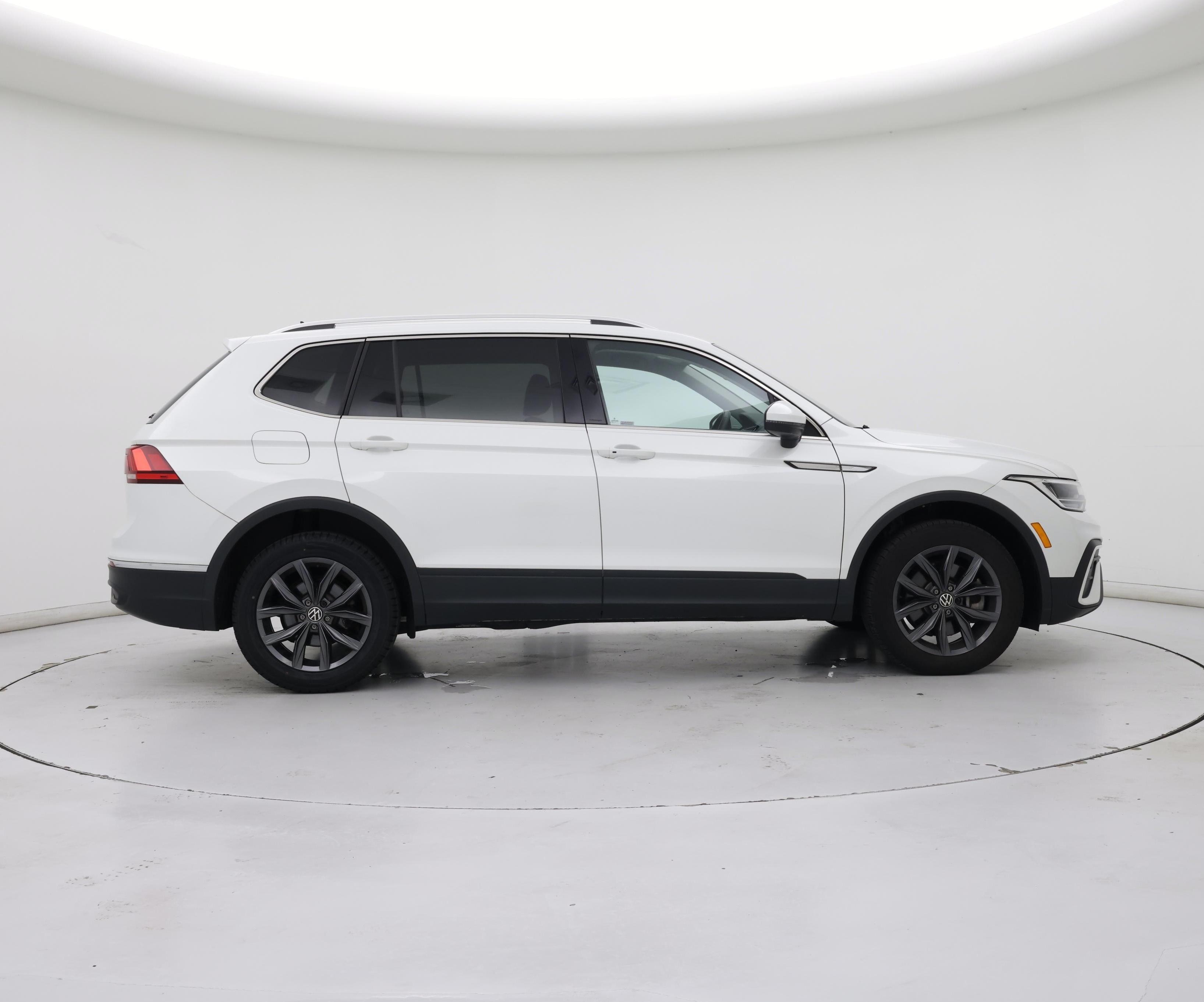 Thumbnail: 2023 Volkswagen Tiguan - 7