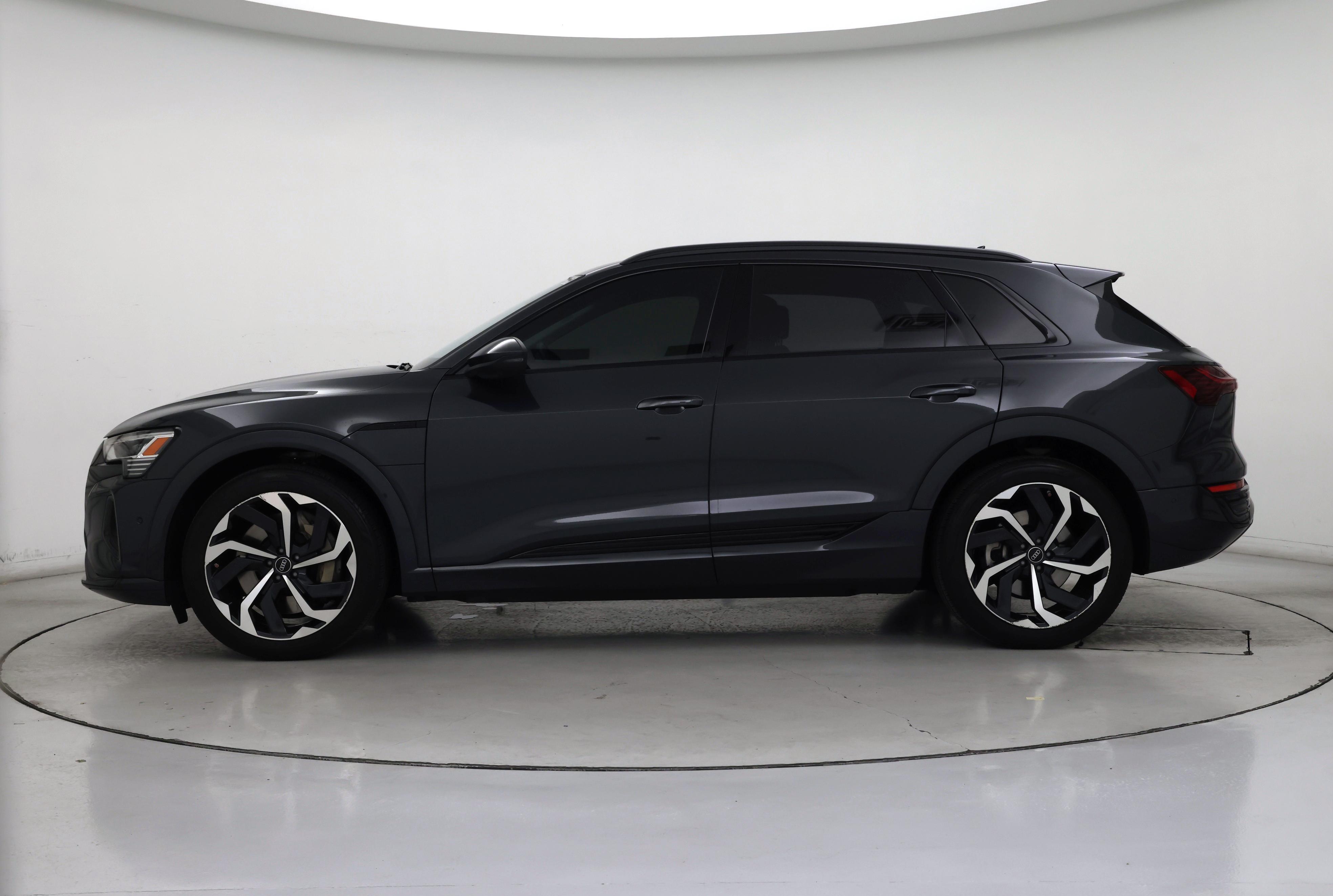 Thumbnail: 2024 Audi Q8 e-tron - 3