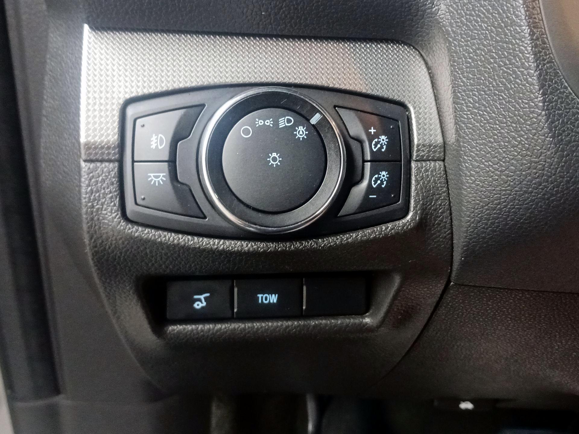 Thumbnail: 2015 Ford Explorer - 11