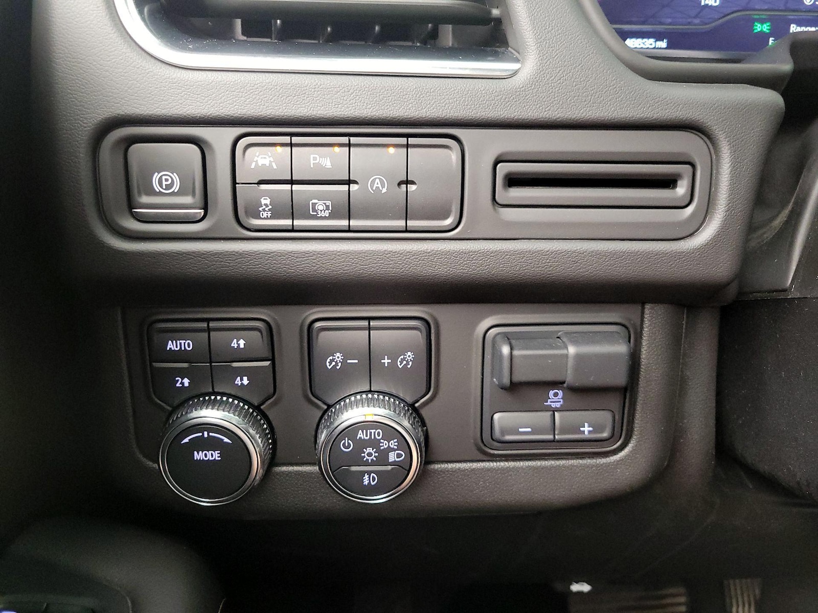 2024 GMC Yukon SLT - Photo 14