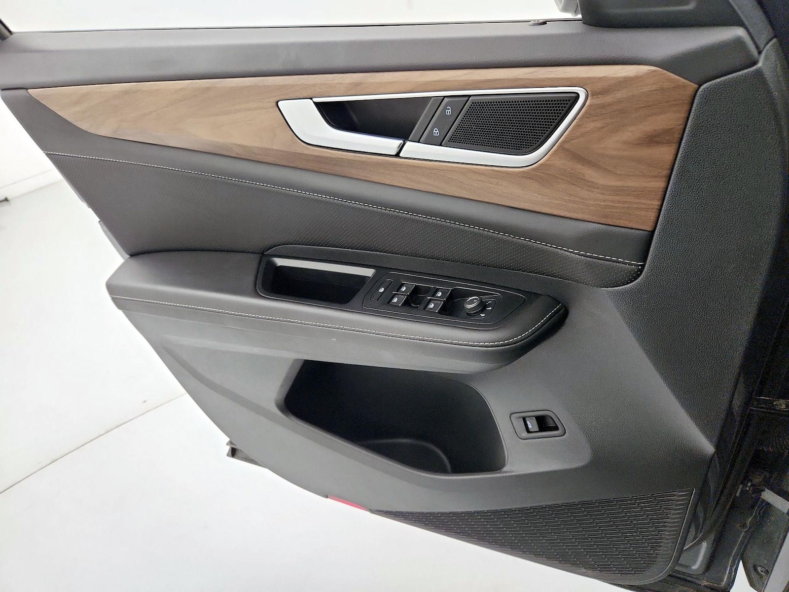 2025 Volkswagen Atlas SE w/Tech - Photo 13