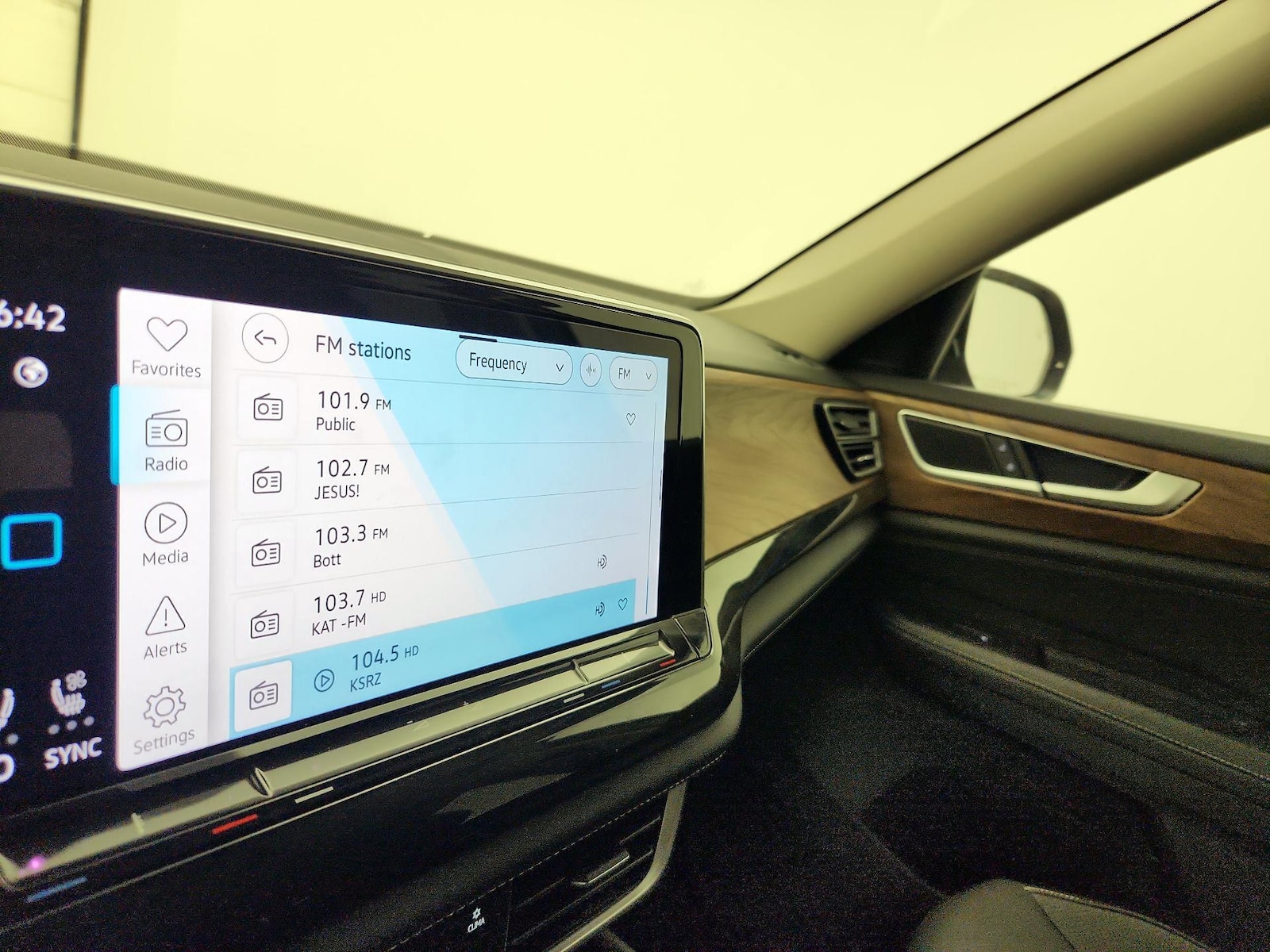2025 Volkswagen Atlas SE w/Tech - Photo 16