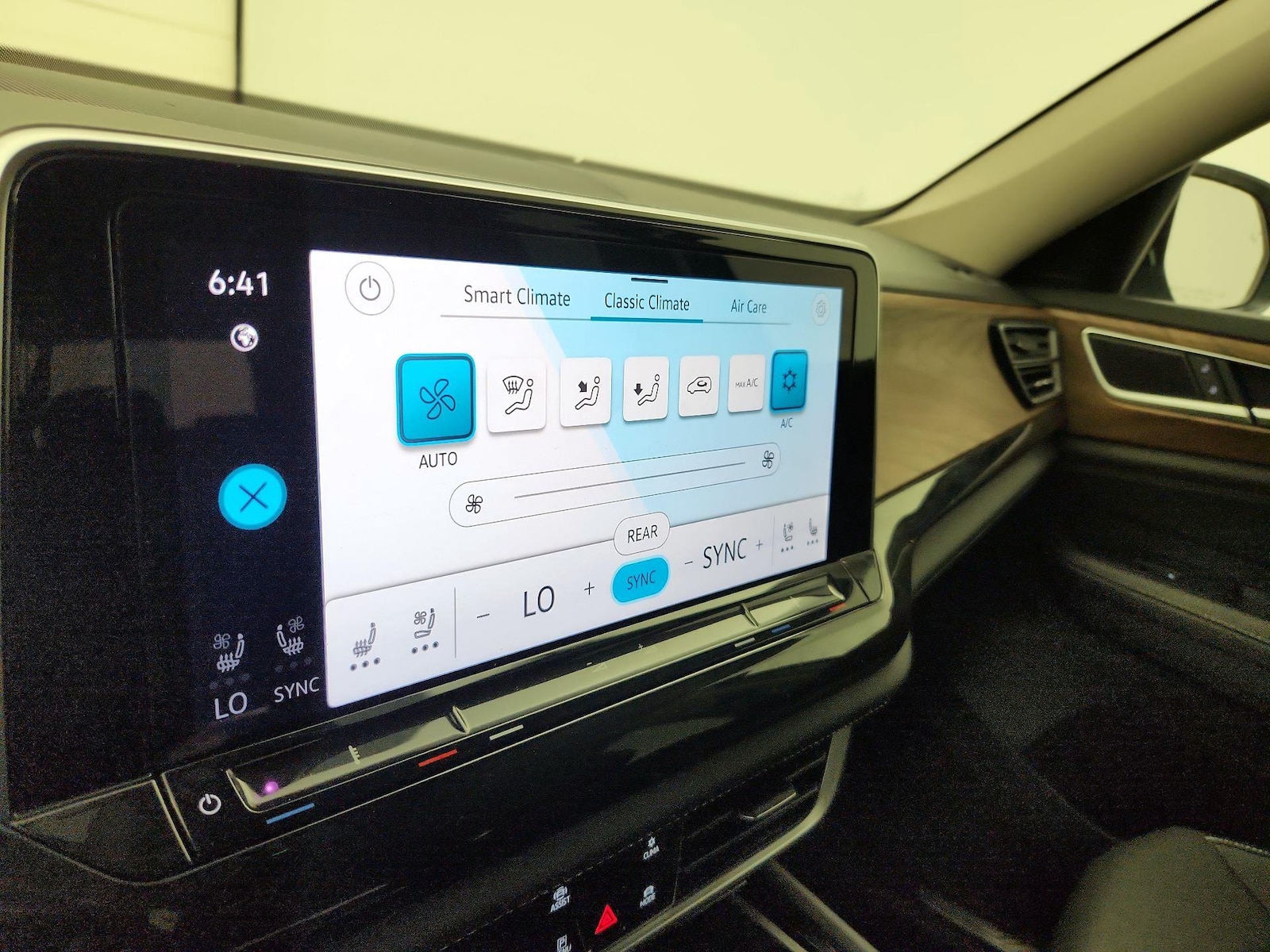 2025 Volkswagen Atlas SE w/Tech - Photo 17