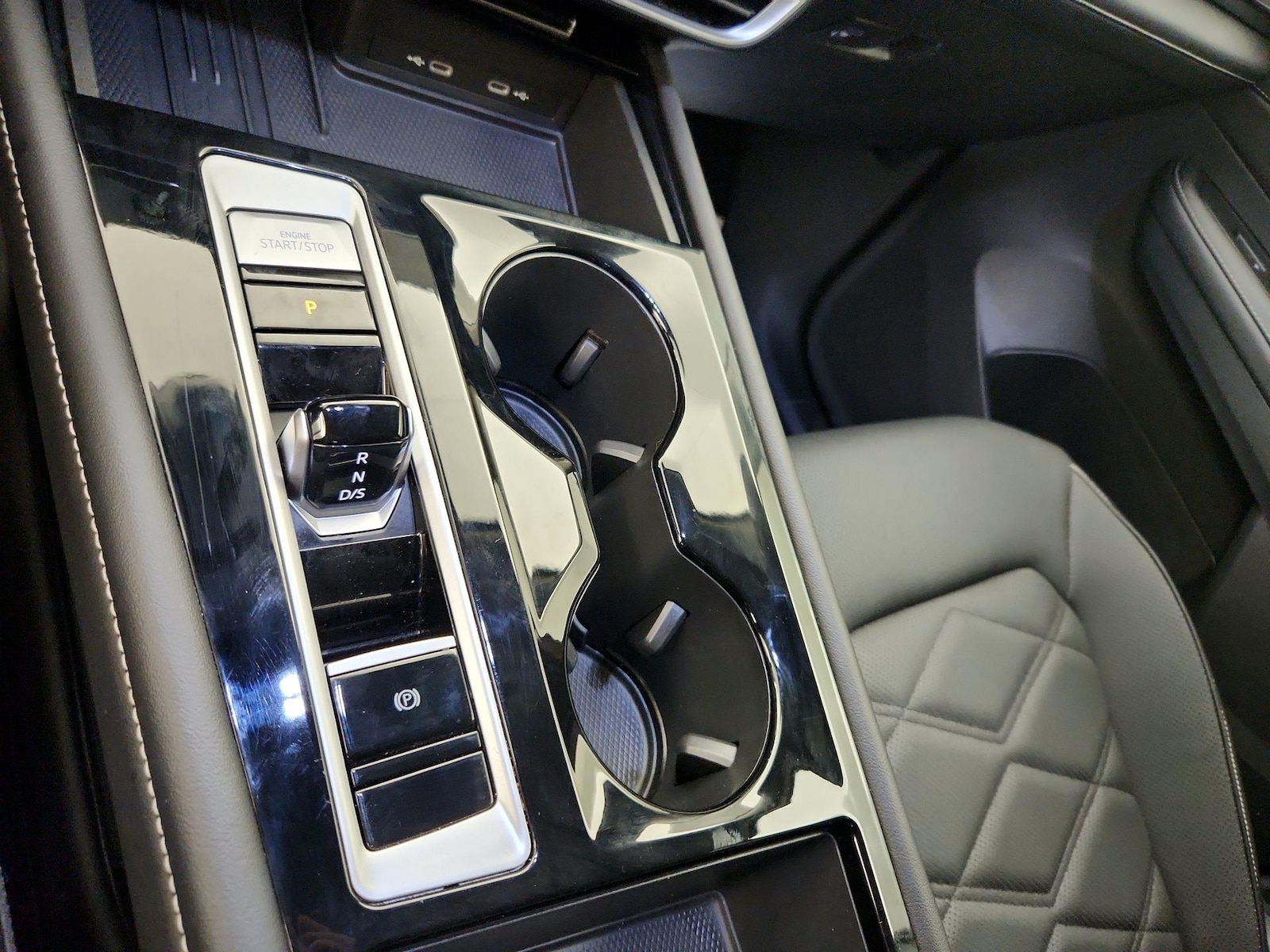 2025 Volkswagen Atlas SE w/Tech - Photo 18