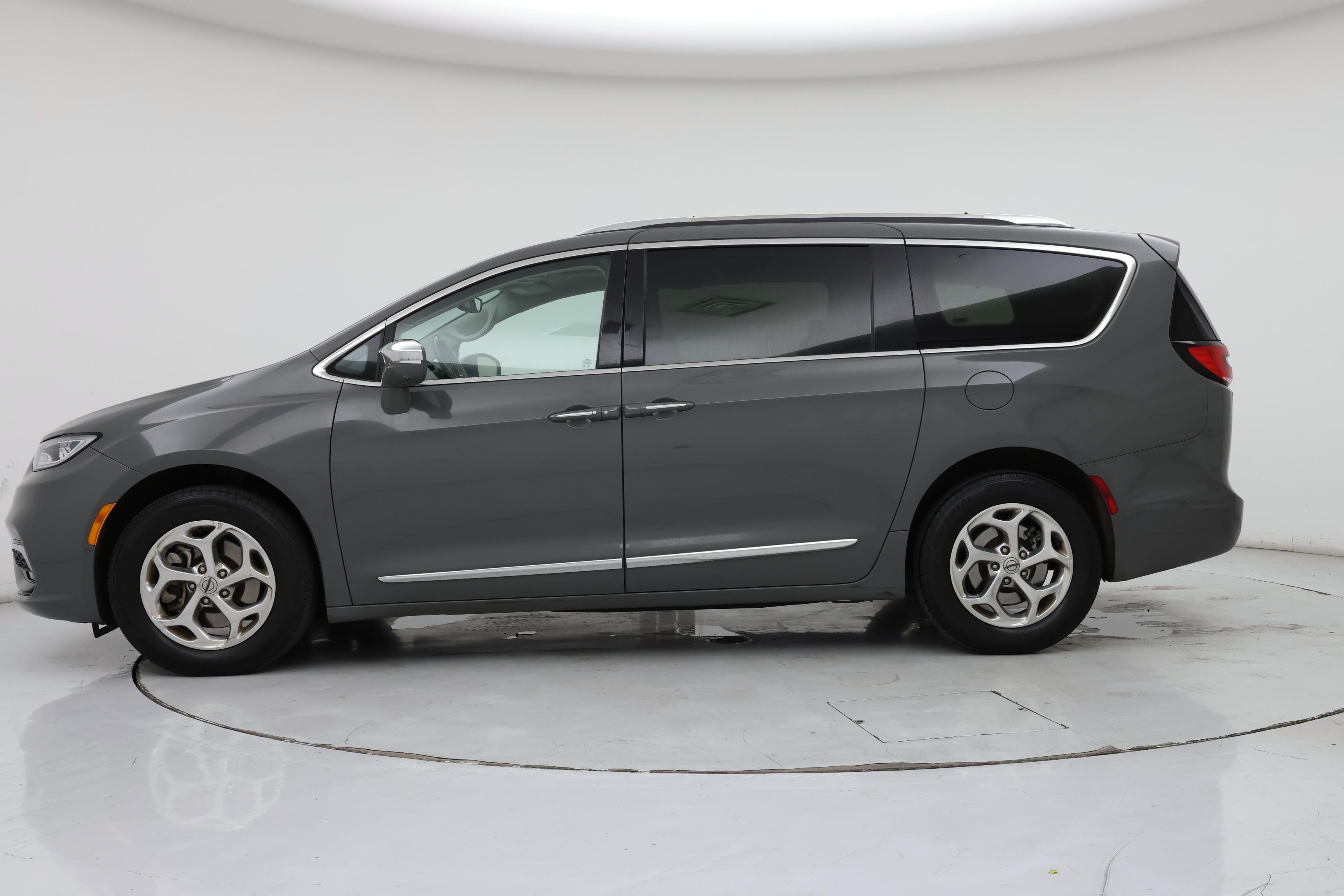 Thumbnail: 2021 Chrysler Pacifica - 3
