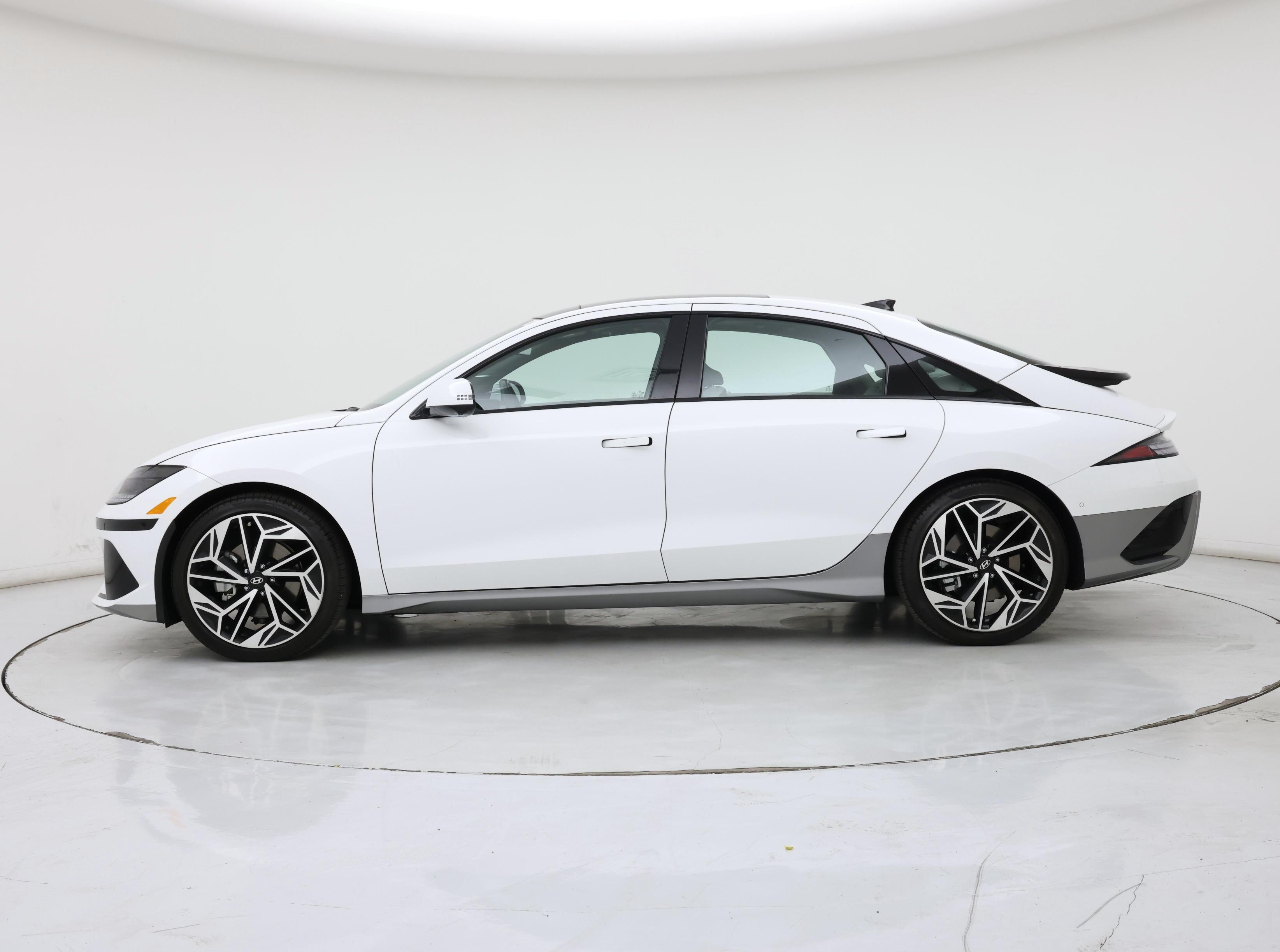 Thumbnail: 2023 Hyundai Ioniq 6 - 3