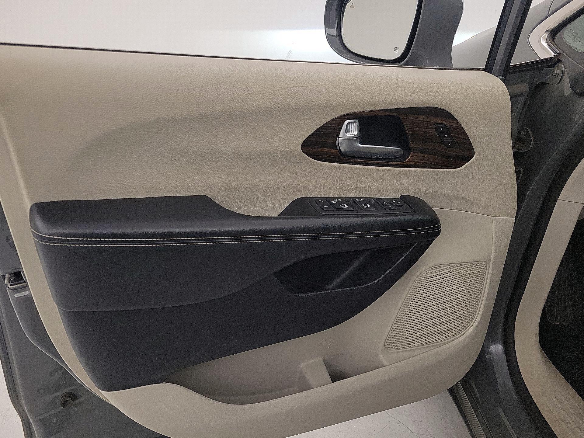 Thumbnail: 2021 Chrysler Pacifica - 12