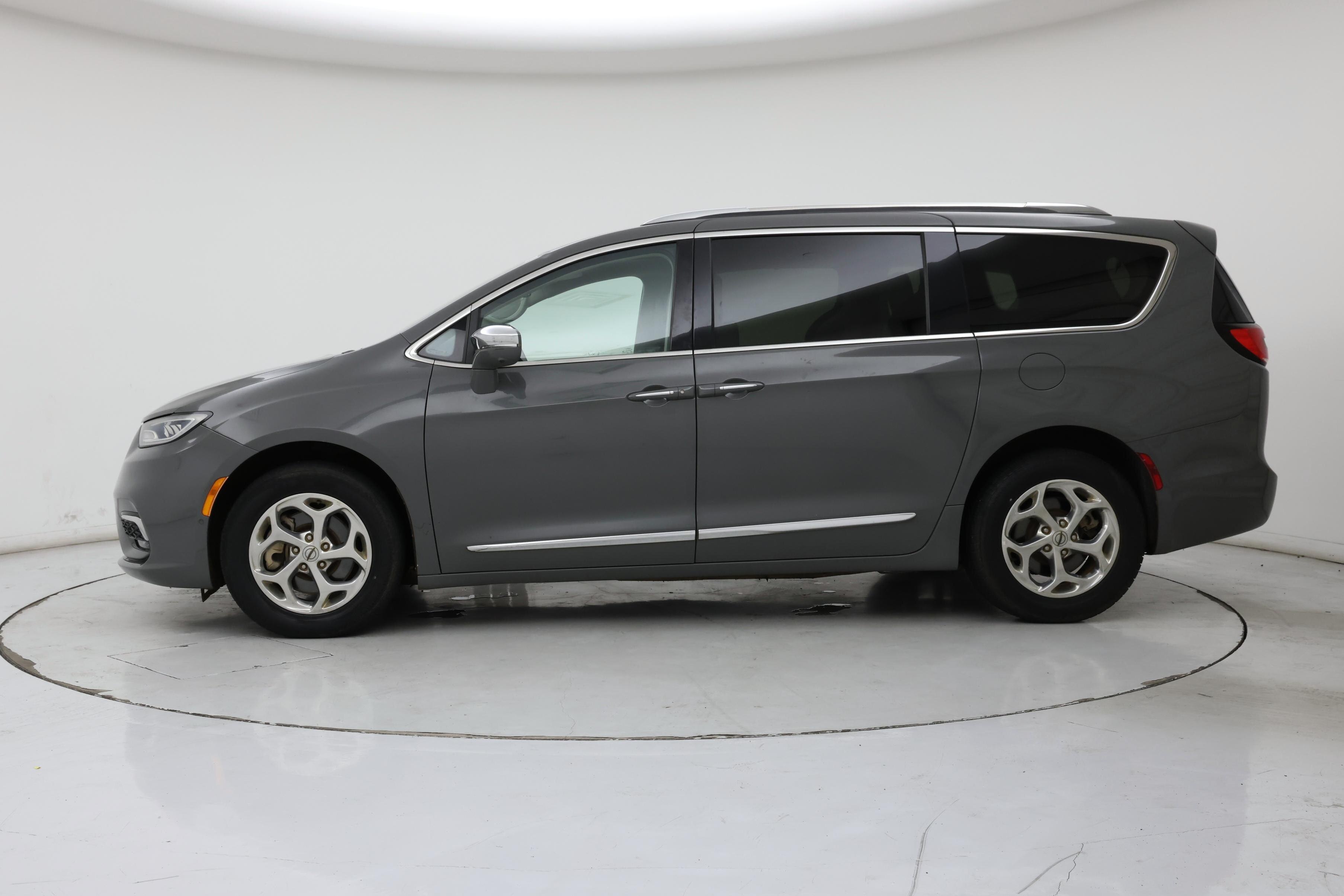 Thumbnail: 2021 Chrysler Pacifica - 3
