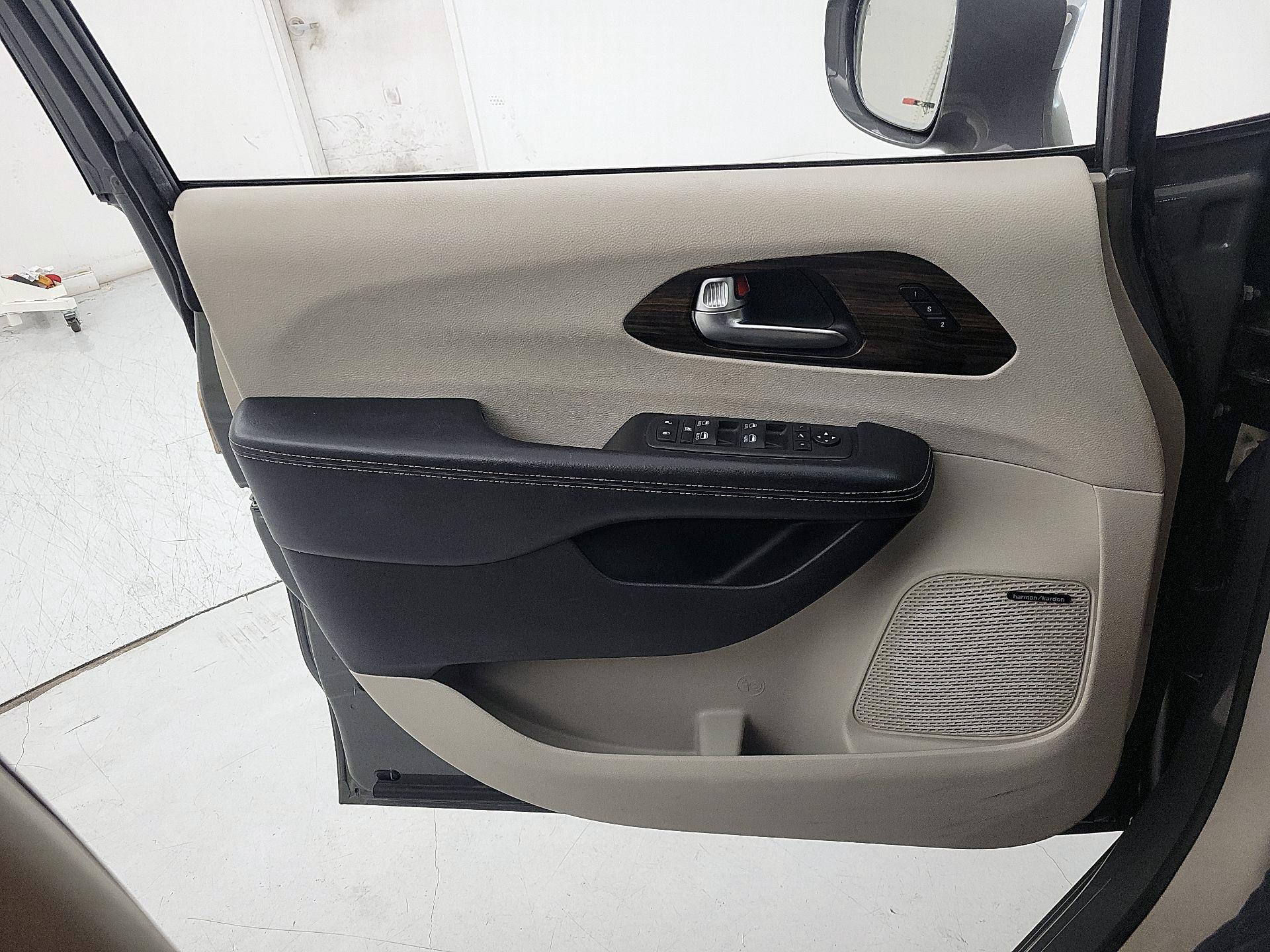 Thumbnail: 2021 Chrysler Pacifica - 12