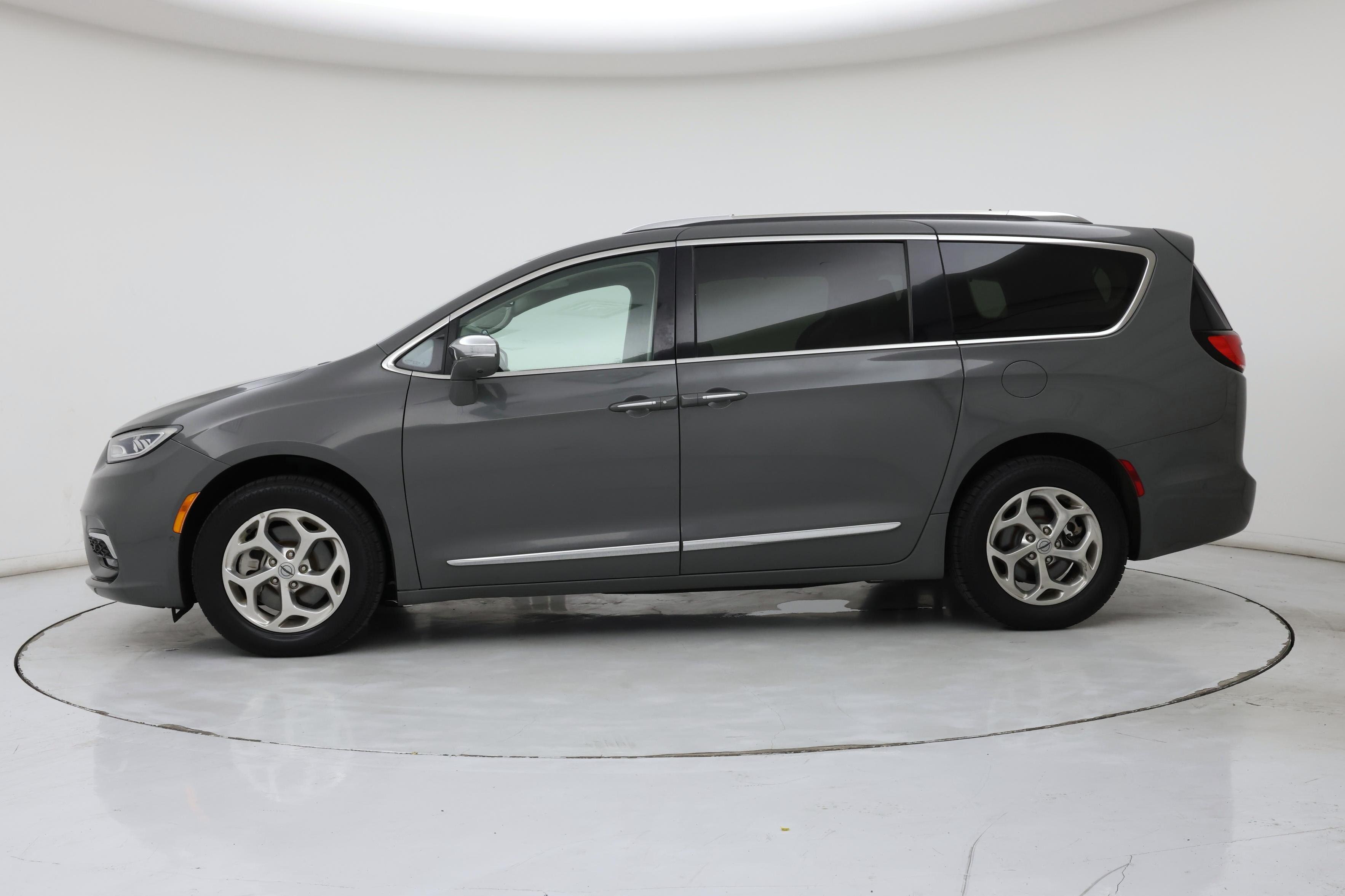 Thumbnail: 2021 Chrysler Pacifica - 3