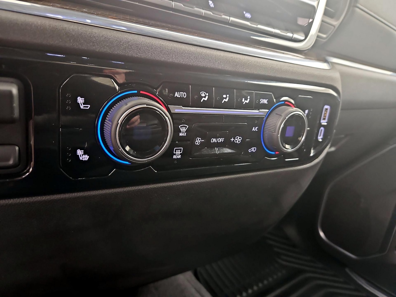 2025 Chevrolet Silverado 3500HD LT - Photo 18