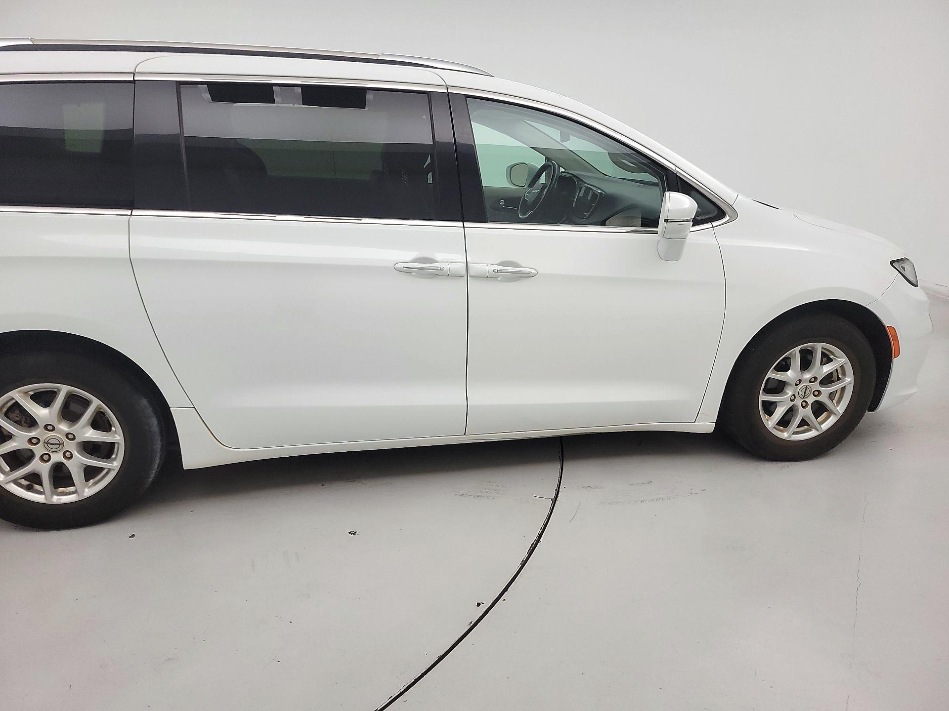 Thumbnail: 2021 Chrysler Pacifica - 4