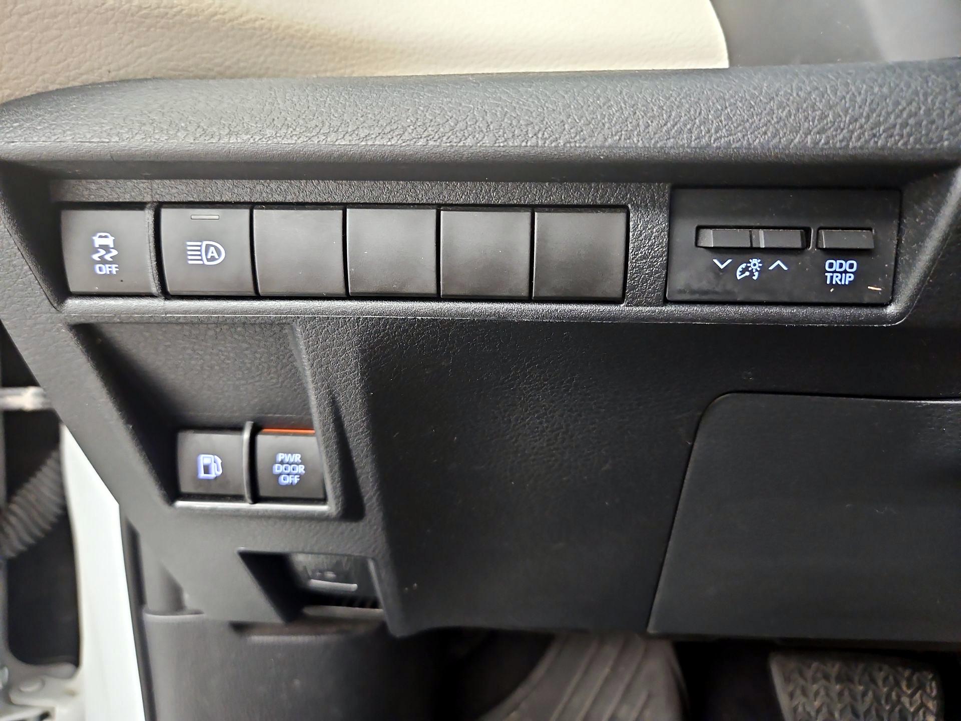 Thumbnail: 2022 Toyota Sienna - 13