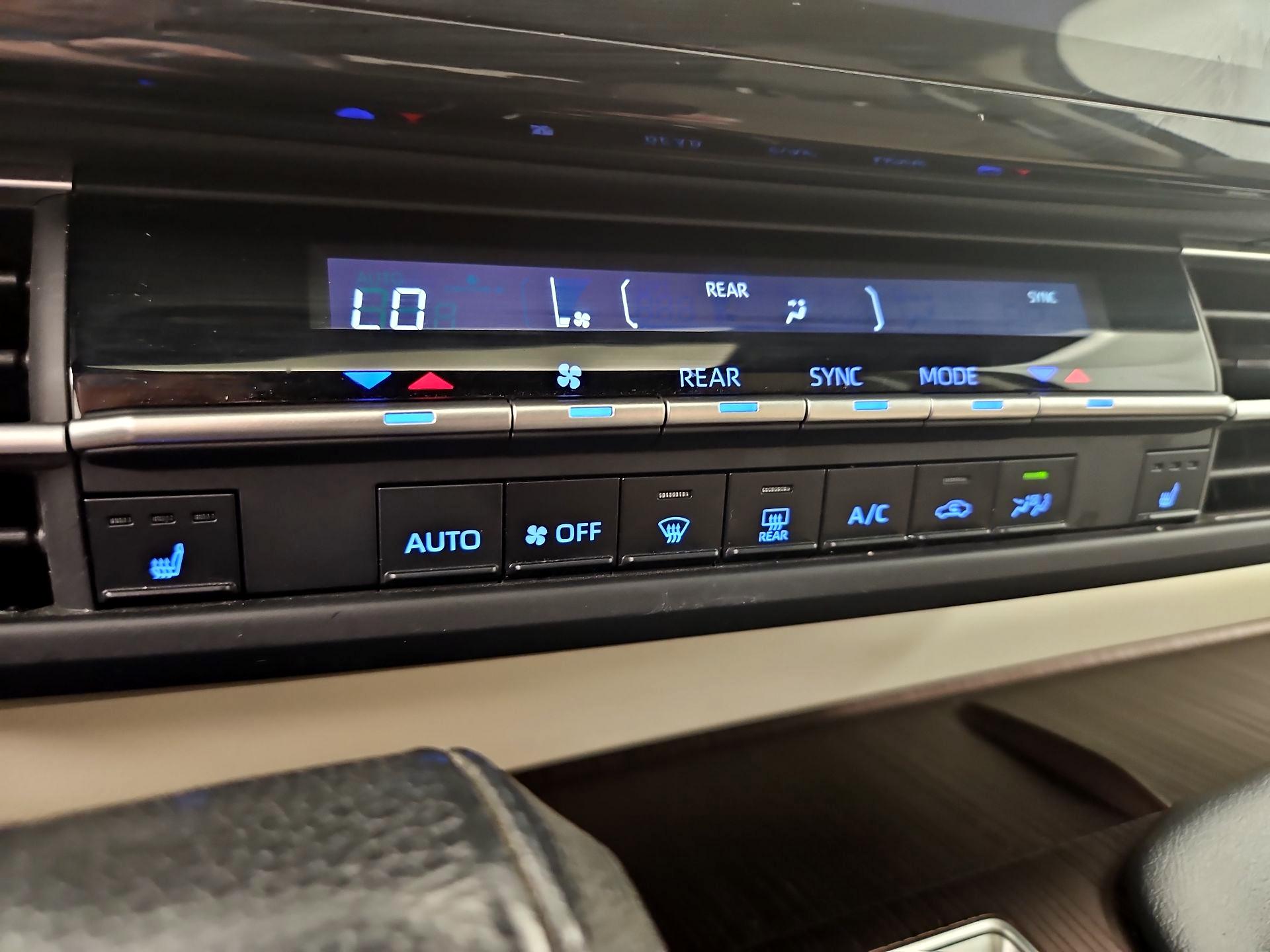 Thumbnail: 2022 Toyota Sienna - 16