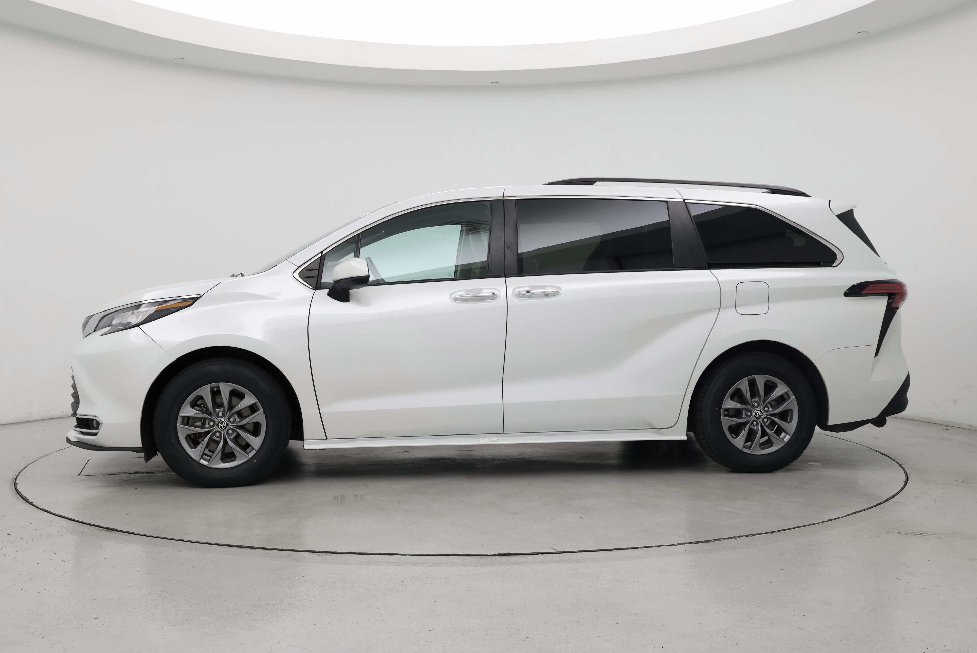 Thumbnail: 2022 Toyota Sienna - 3