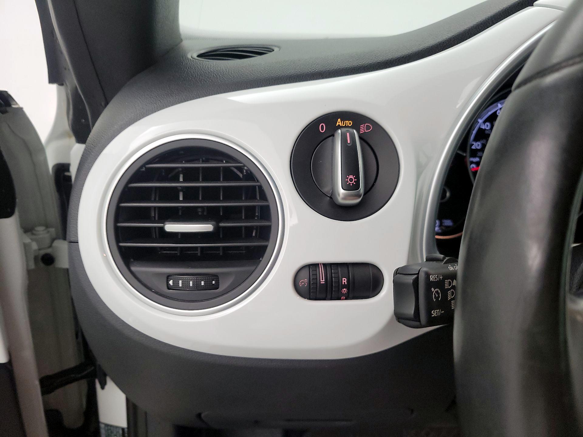 Thumbnail: 2018 Volkswagen Beetle - 13